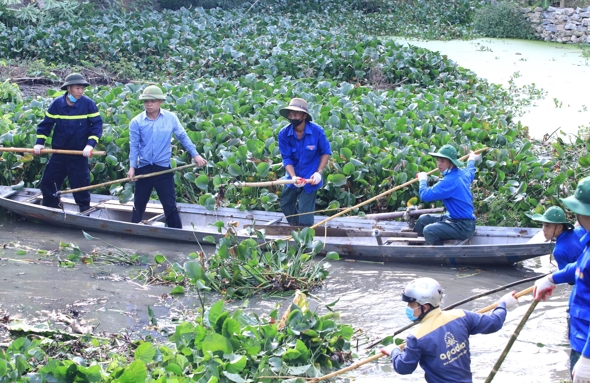 Tuổi trẻ Nghệ An dầm mình dưới nước nạo vét, làm sạch khe suối ảnh 24