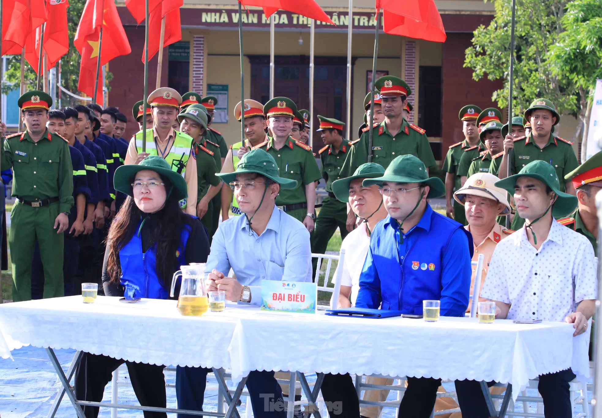Tuổi trẻ Nghệ An dầm mình dưới nước nạo vét, làm sạch khe suối ảnh 2