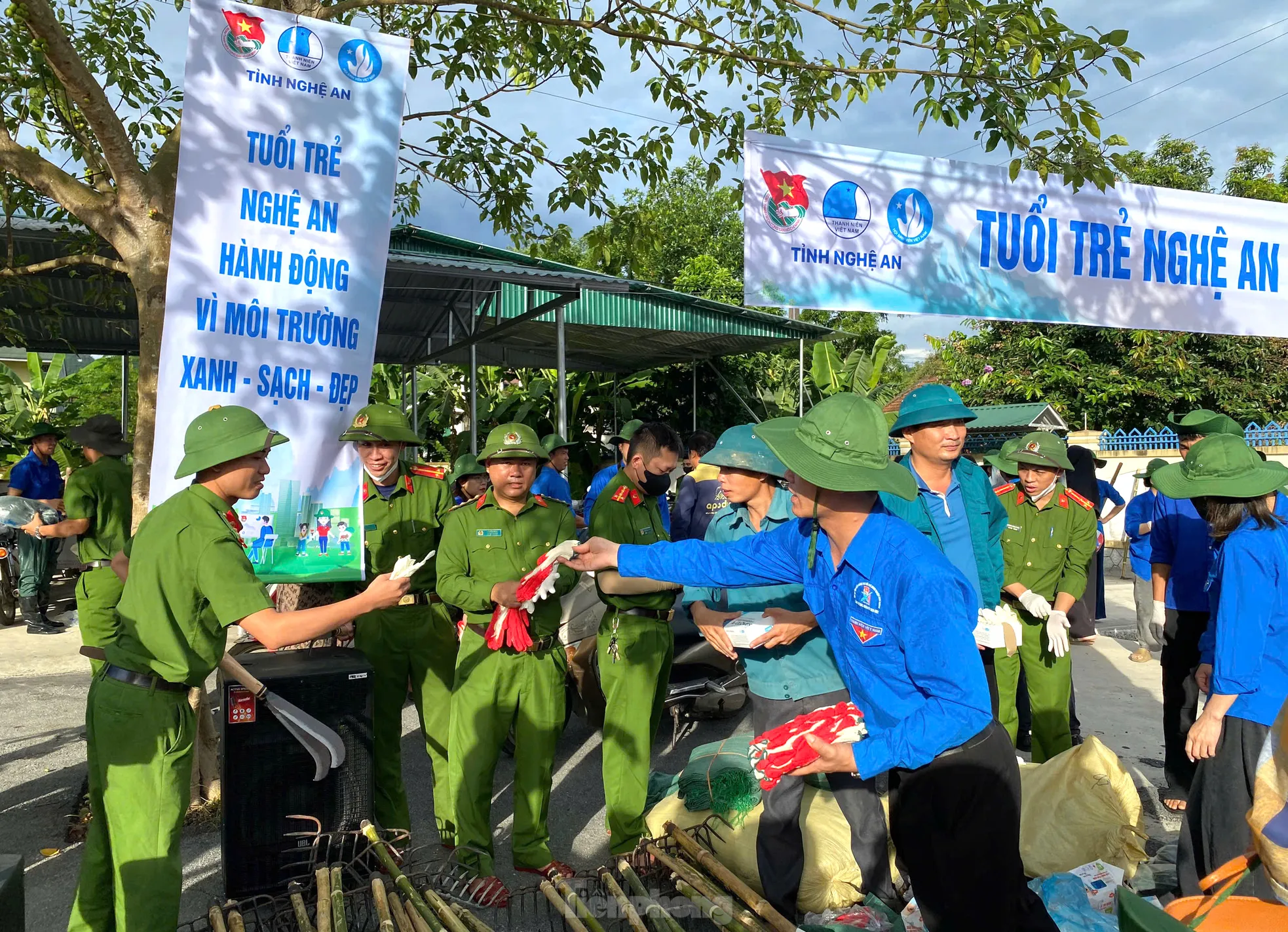 Tuổi trẻ Nghệ An dầm mình dưới nước nạo vét, làm sạch khe suối ảnh 8