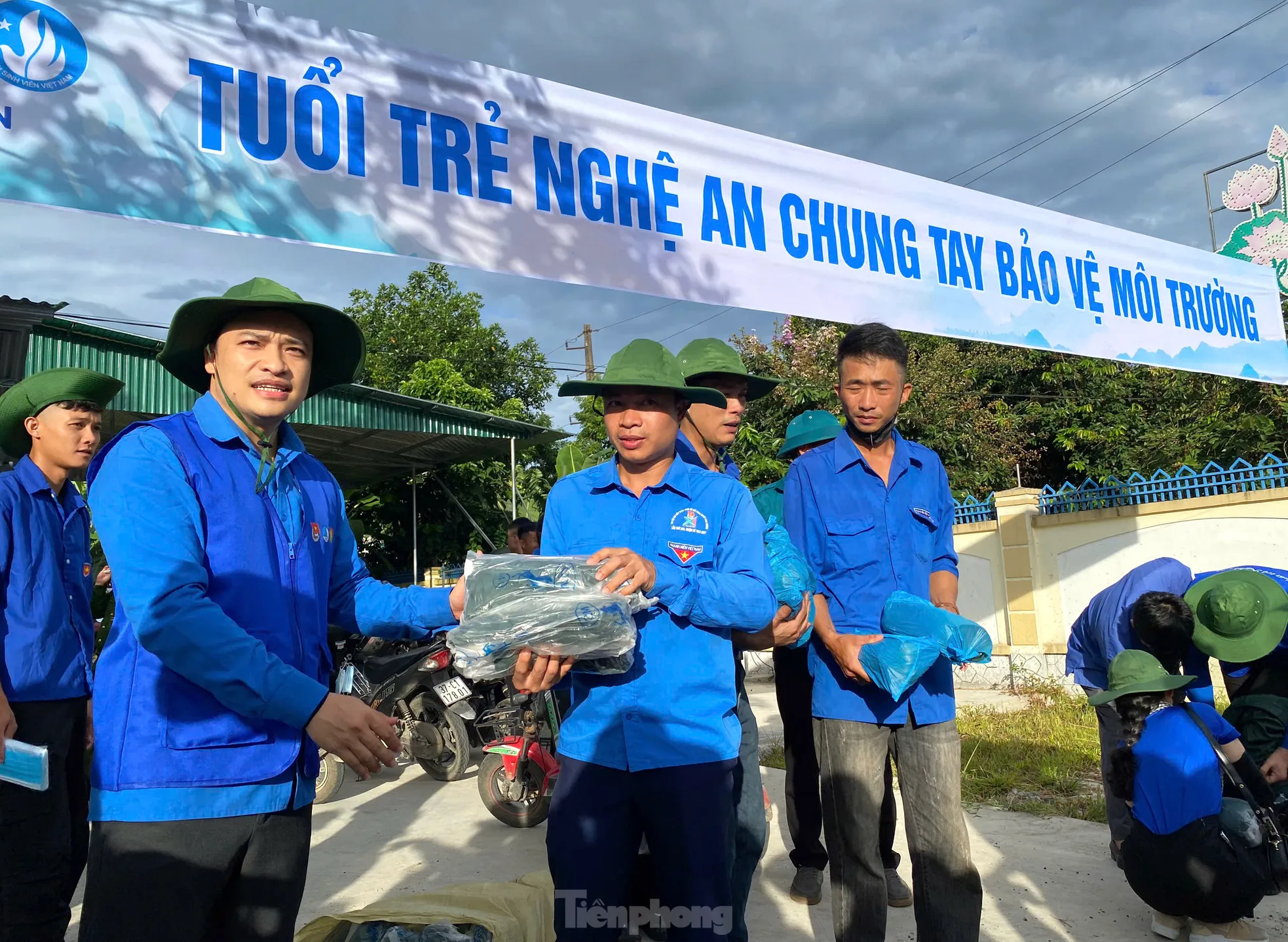 Tuổi trẻ Nghệ An dầm mình dưới nước nạo vét, làm sạch khe suối ảnh 7