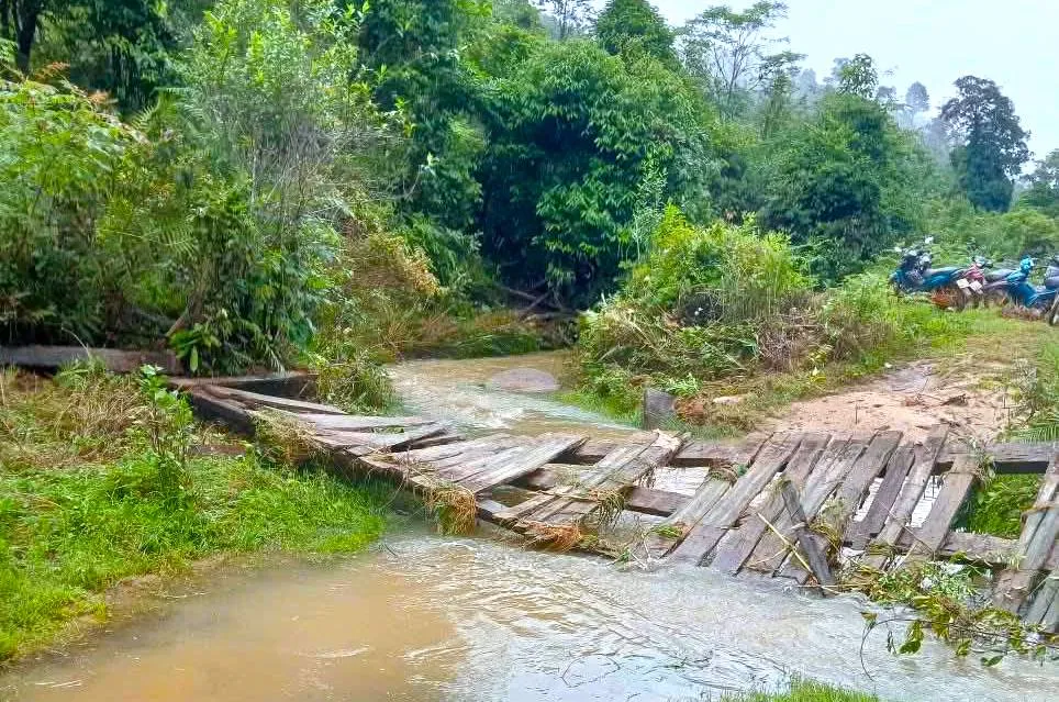 Chiến sĩ quân hàm xanh hỗ trợ người dân dựng lại cầu gỗ bị lũ cuốn ảnh 7
