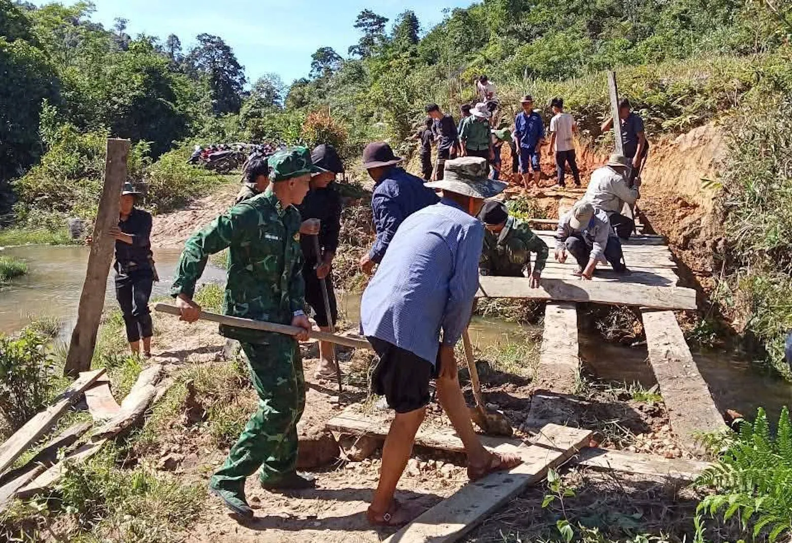 Chiến sĩ quân hàm xanh hỗ trợ người dân dựng lại cầu gỗ bị lũ cuốn ảnh 9