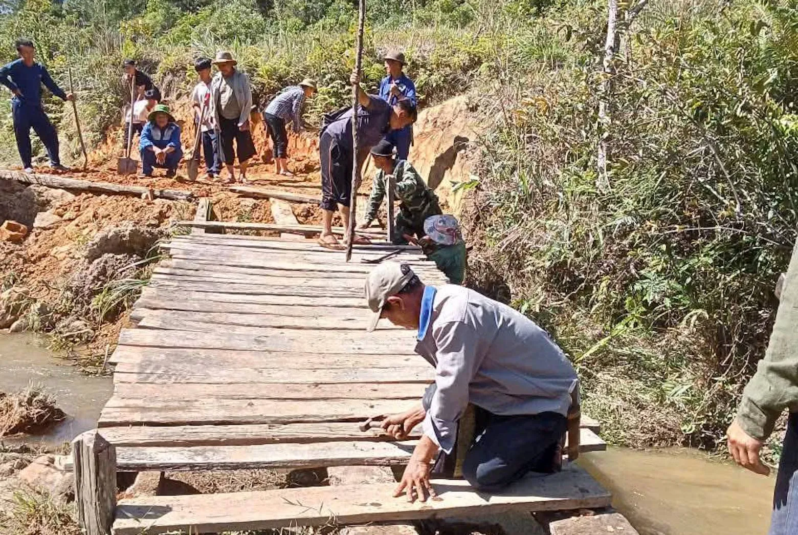 Chiến sĩ quân hàm xanh hỗ trợ người dân dựng lại cầu gỗ bị lũ cuốn ảnh 6