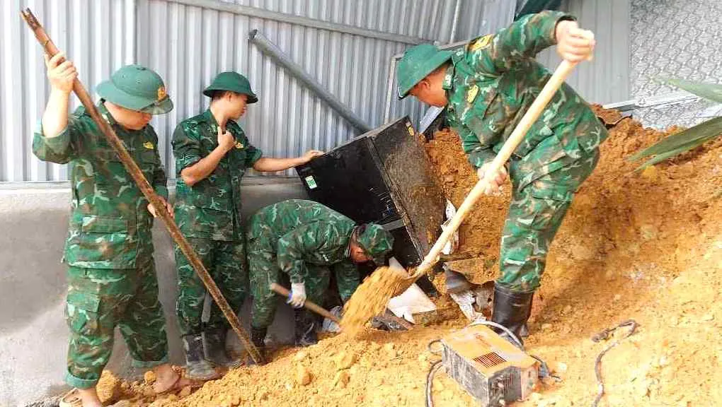 Bộ đội Biên phòng đào đất cứu tài sản, khắc phục hậu quả sạt lở đất giúp người dân ảnh 10