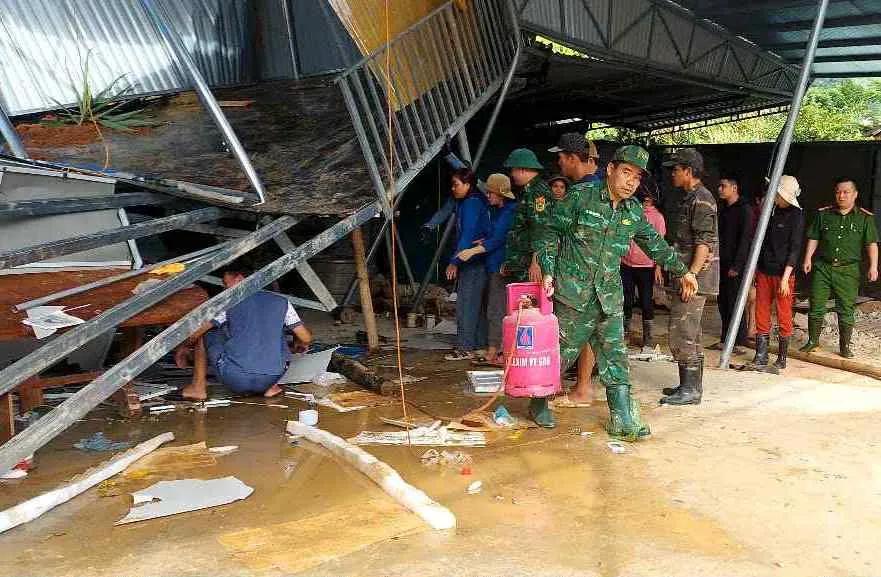 Bộ đội Biên phòng đào đất cứu tài sản, khắc phục hậu quả sạt lở đất giúp người dân ảnh 5