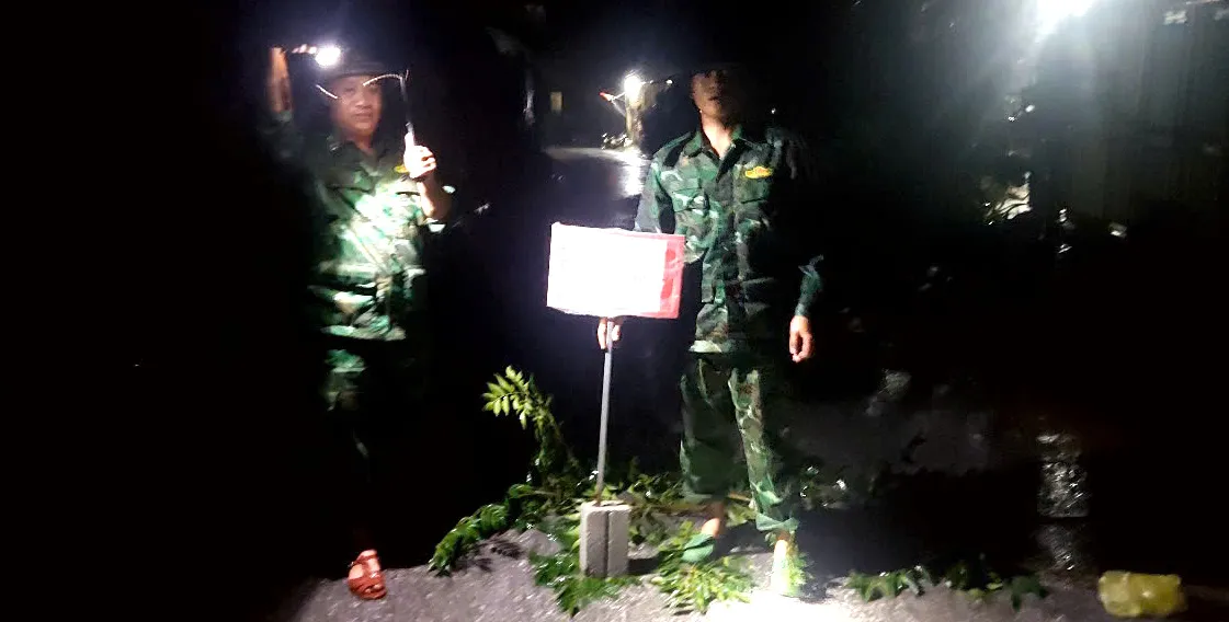 Bộ đội Biên phòng đào đất cứu tài sản, khắc phục hậu quả sạt lở đất giúp người dân ảnh 2