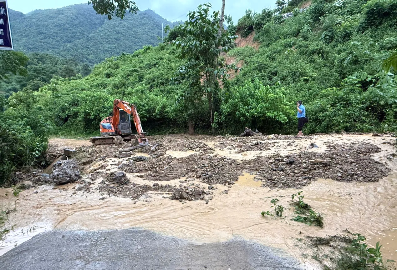 Bộ đội Biên phòng đào đất cứu tài sản, khắc phục hậu quả sạt lở đất giúp người dân ảnh 3