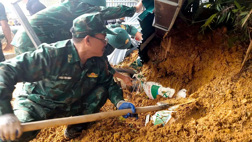 Bộ đội Biên phòng đào đất cứu tài sản, khắc phục hậu quả sạt lở đất giúp người dân ảnh 11