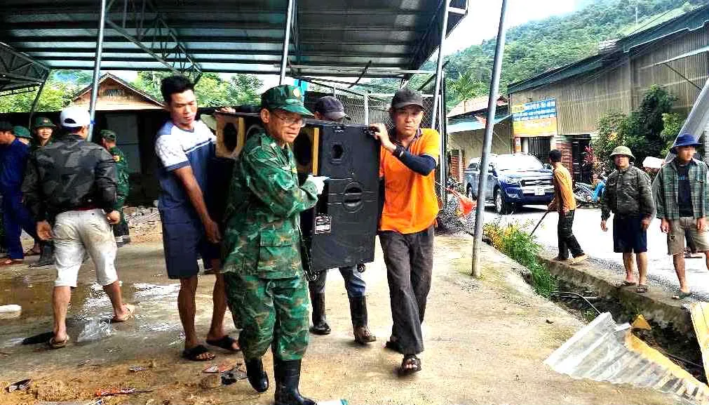 Bộ đội Biên phòng đào đất cứu tài sản, khắc phục hậu quả sạt lở đất giúp người dân ảnh 7