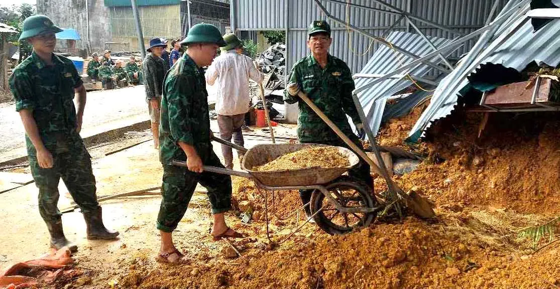 Bộ đội Biên phòng đào đất cứu tài sản, khắc phục hậu quả sạt lở đất giúp người dân ảnh 9