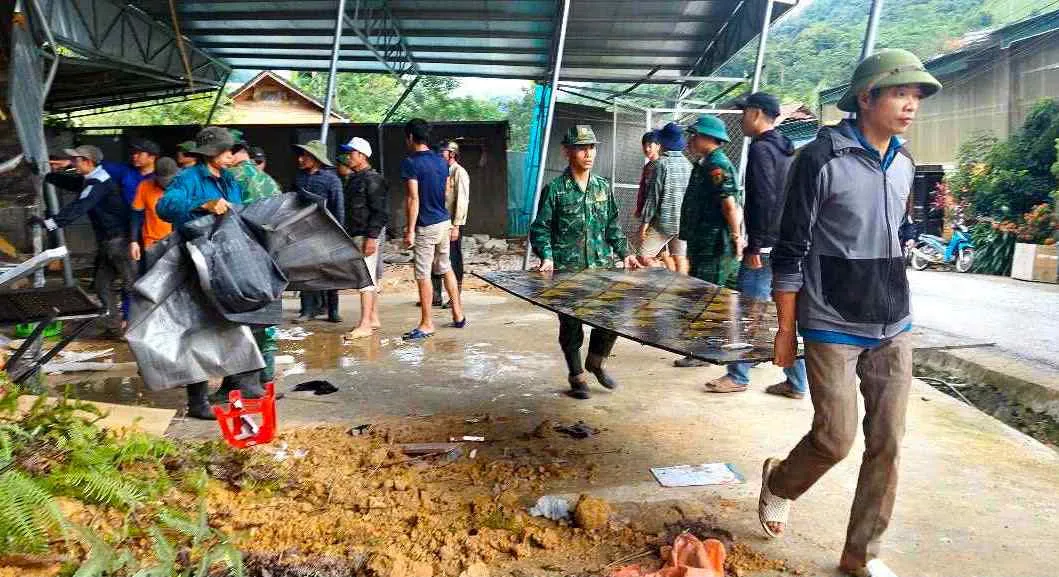 Bộ đội Biên phòng đào đất cứu tài sản, khắc phục hậu quả sạt lở đất giúp người dân ảnh 6