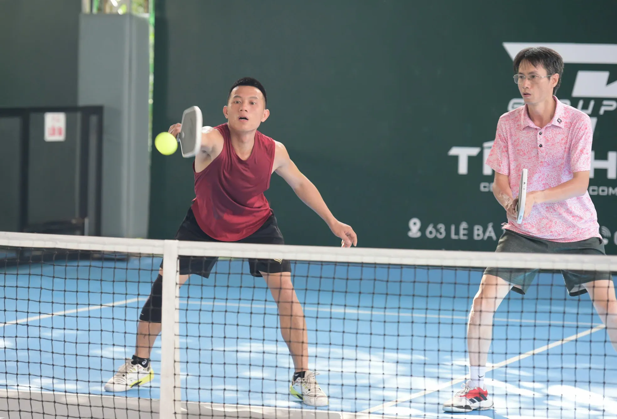 Khoảnh khắc gay cấn trong loạt trận tranh tài Giải Pickleball 'Quạt mát trao em - Ươm mầm tri thức' ảnh 3