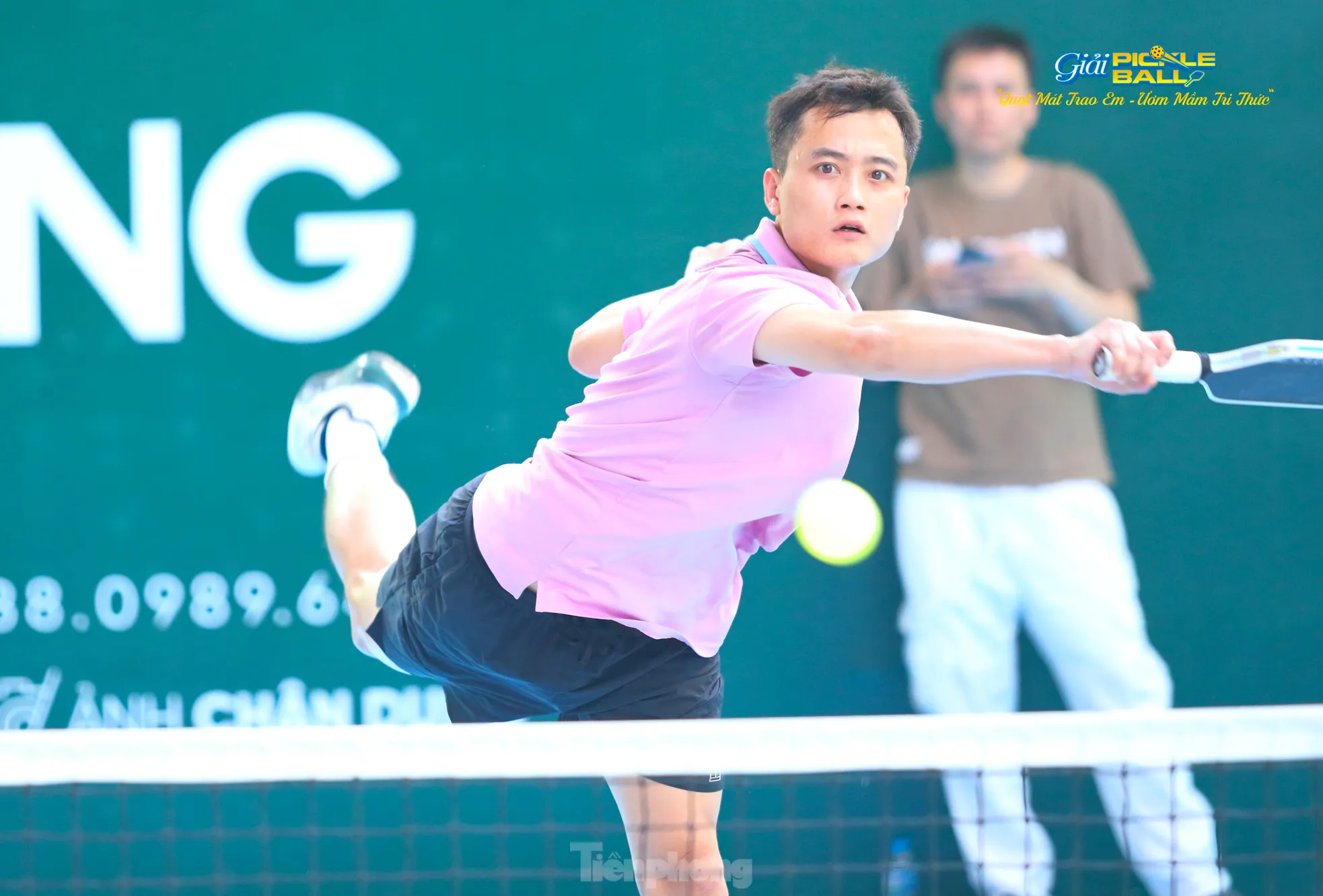 Khoảnh khắc gay cấn trong loạt trận tranh tài Giải Pickleball 'Quạt mát trao em - Ươm mầm tri thức' ảnh 9
