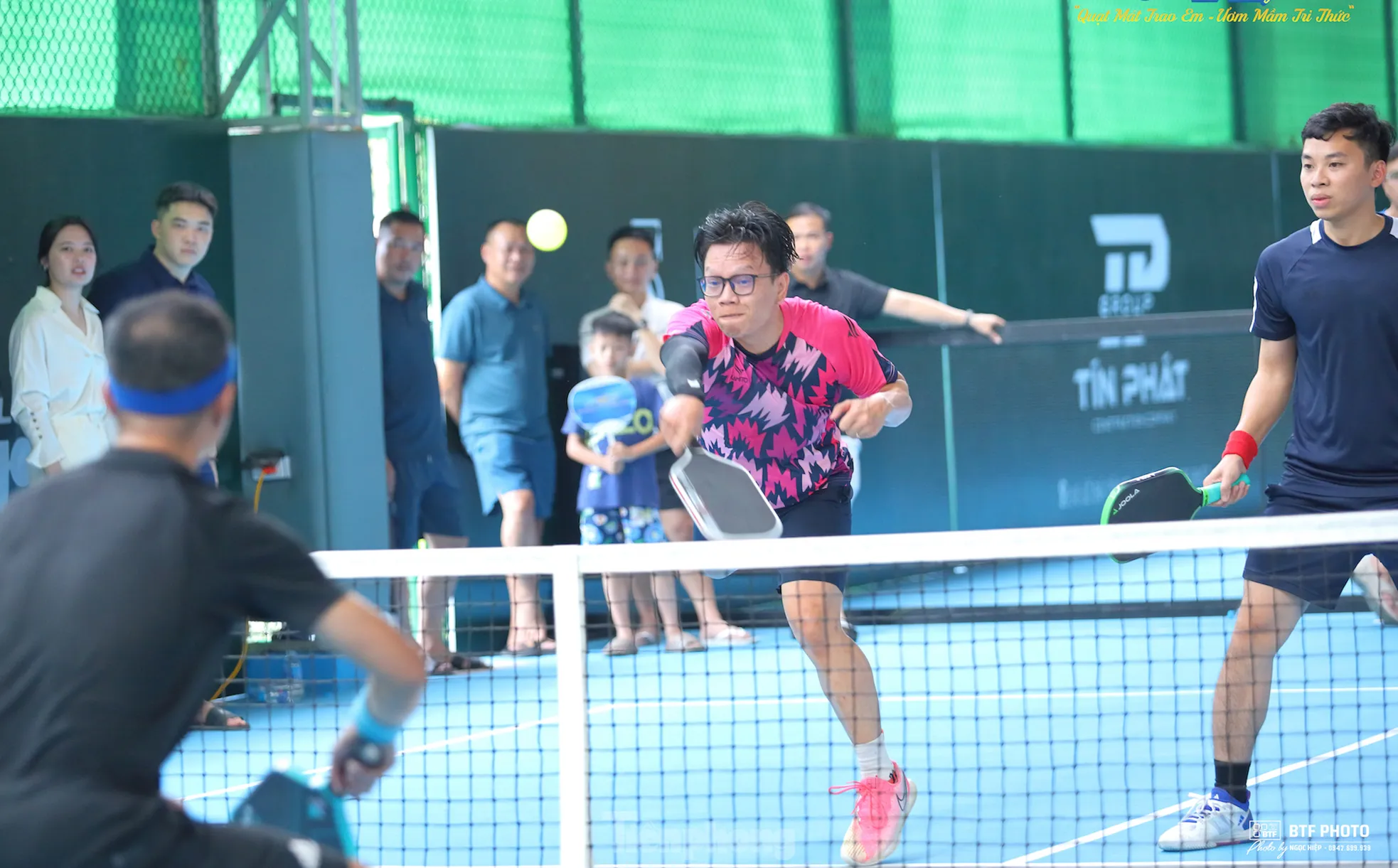 Khoảnh khắc gay cấn trong loạt trận tranh tài Giải Pickleball 'Quạt mát trao em - Ươm mầm tri thức' ảnh 8