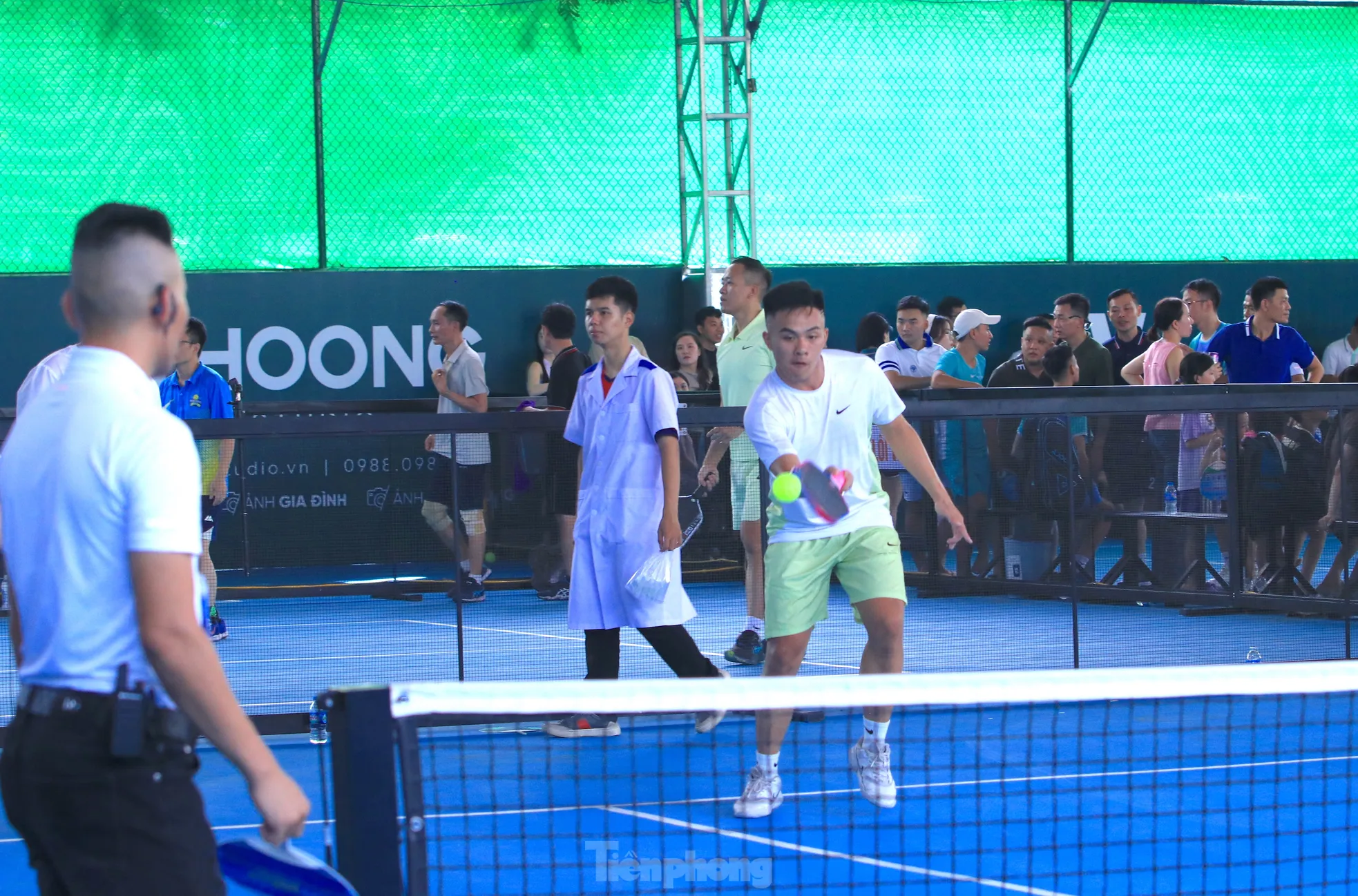 Khoảnh khắc gay cấn trong loạt trận tranh tài Giải Pickleball 'Quạt mát trao em - Ươm mầm tri thức' ảnh 4