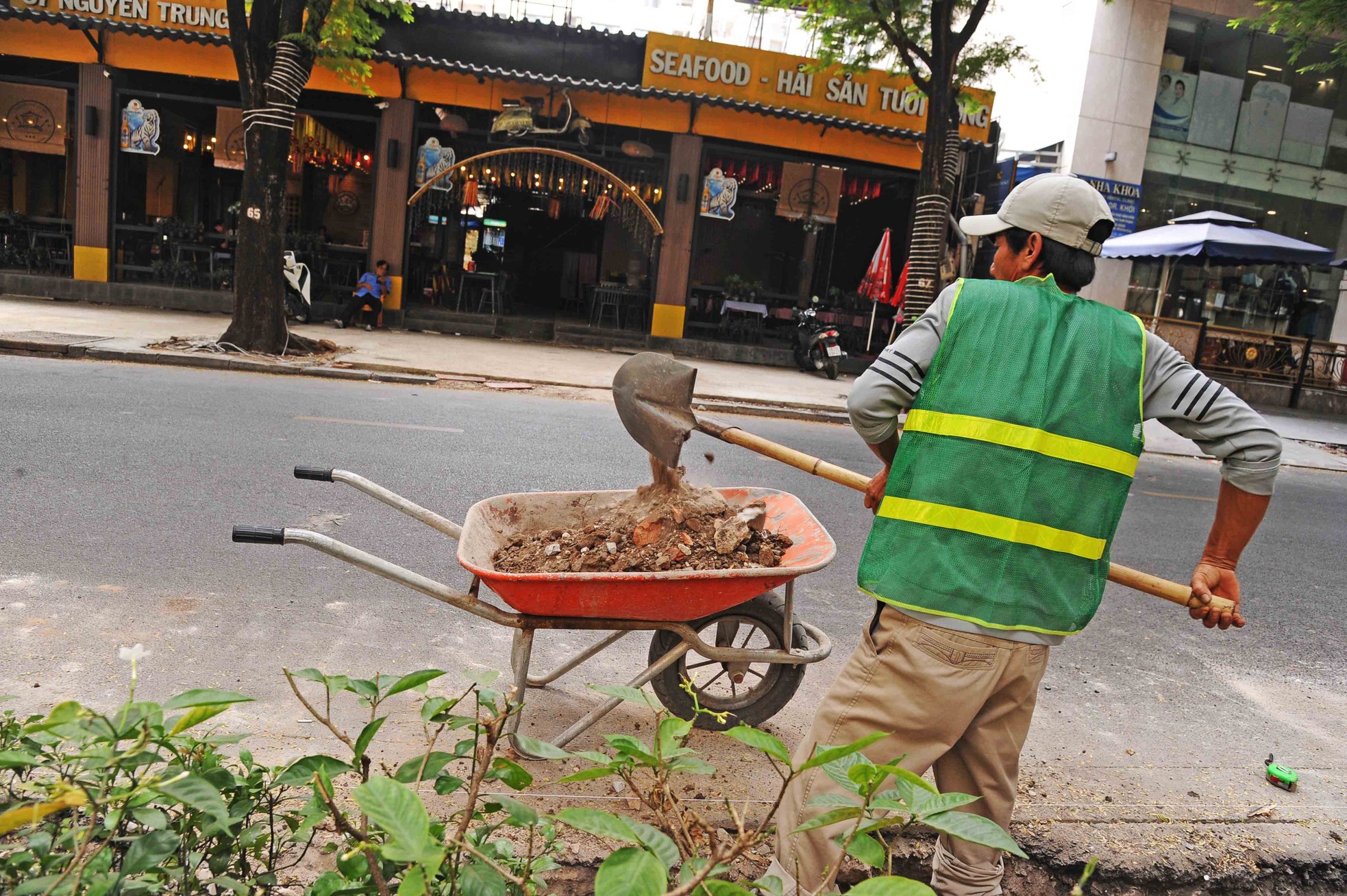 Thi công hối hả, khoác 'áo mới' cho vỉa hè TPHCM để đón đại lễ 30/4 ảnh 4