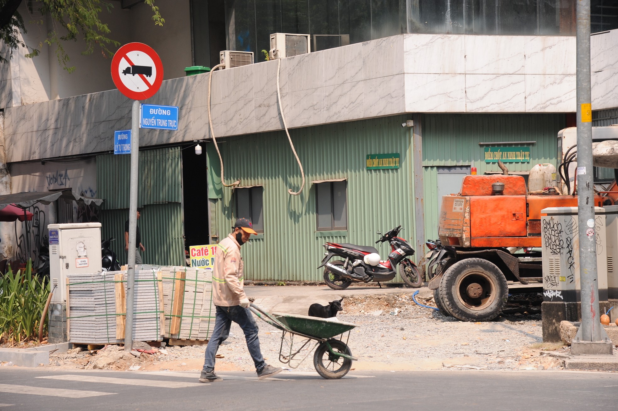 Thi công hối hả, khoác 'áo mới' cho vỉa hè TPHCM để đón đại lễ 30/4 ảnh 9