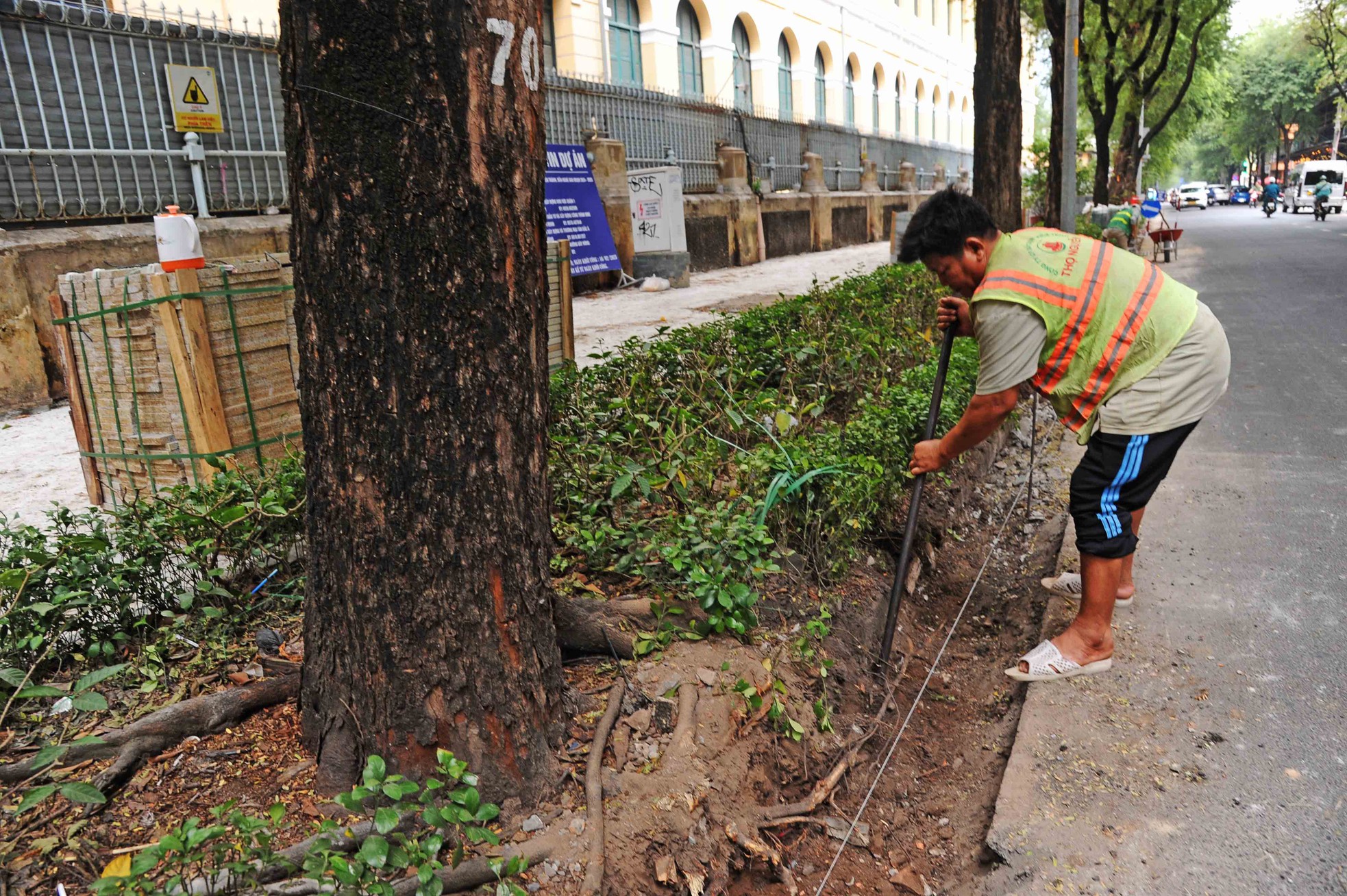 Thi công hối hả, khoác 'áo mới' cho vỉa hè TPHCM để đón đại lễ 30/4 ảnh 3