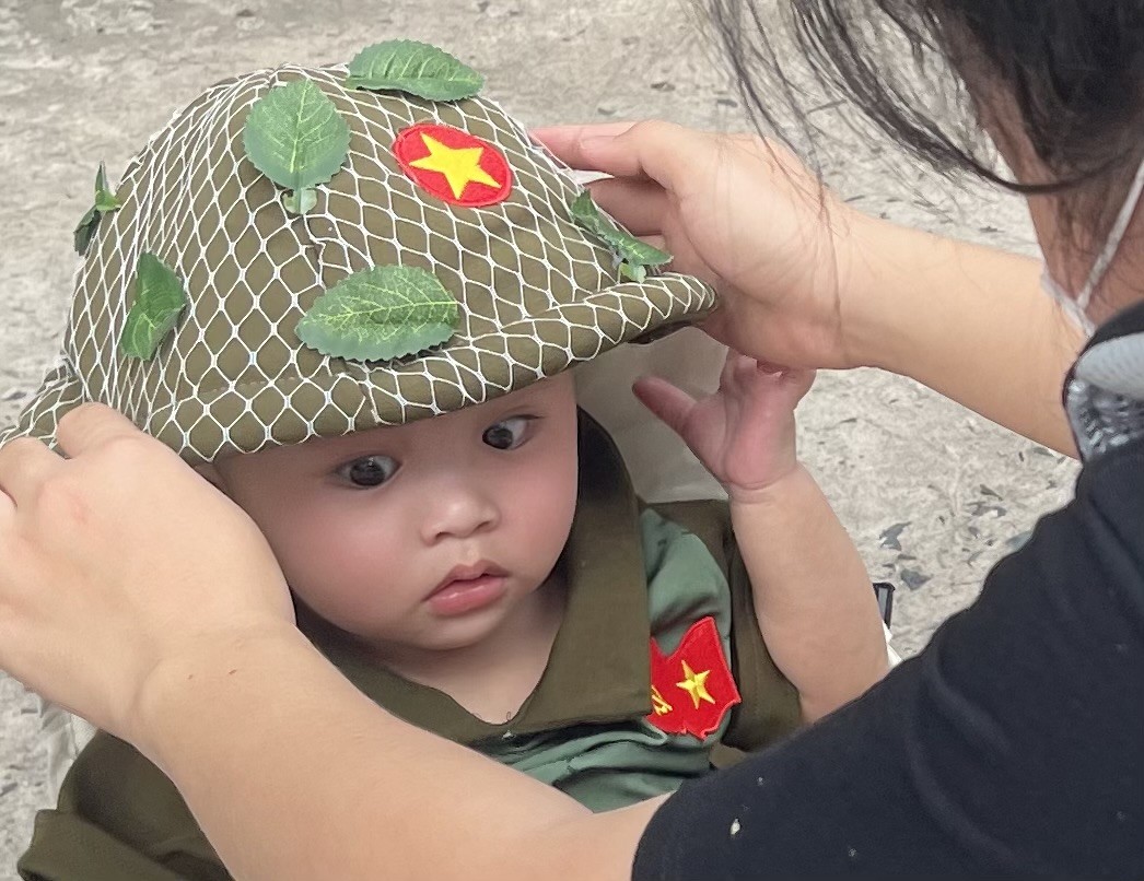Hình ảnh đáng yêu của em bé 8 tháng tuổi được đi chơi lễ 30/4 ảnh 2