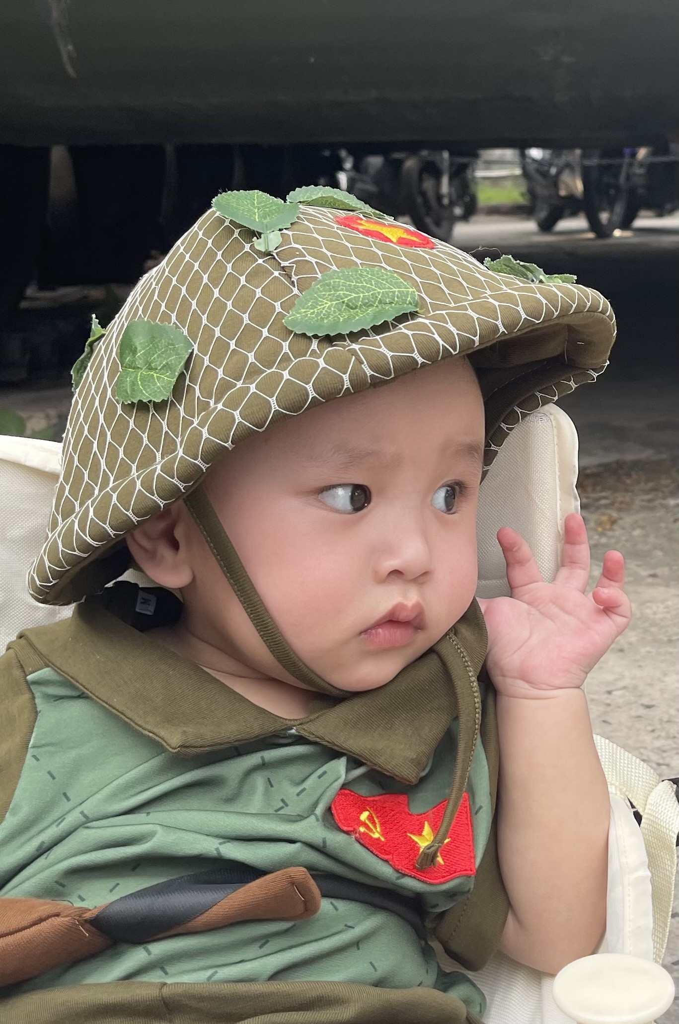 Hình ảnh đáng yêu của em bé 8 tháng tuổi được đi chơi lễ 30/4 ảnh 3