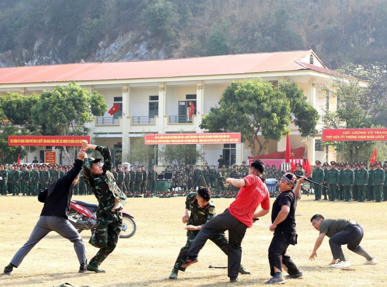 Lực lượng vũ trang Sơn La ra quân huấn luyện với tinh thần ‘thần tốc, quyết thắng’ ảnh 7