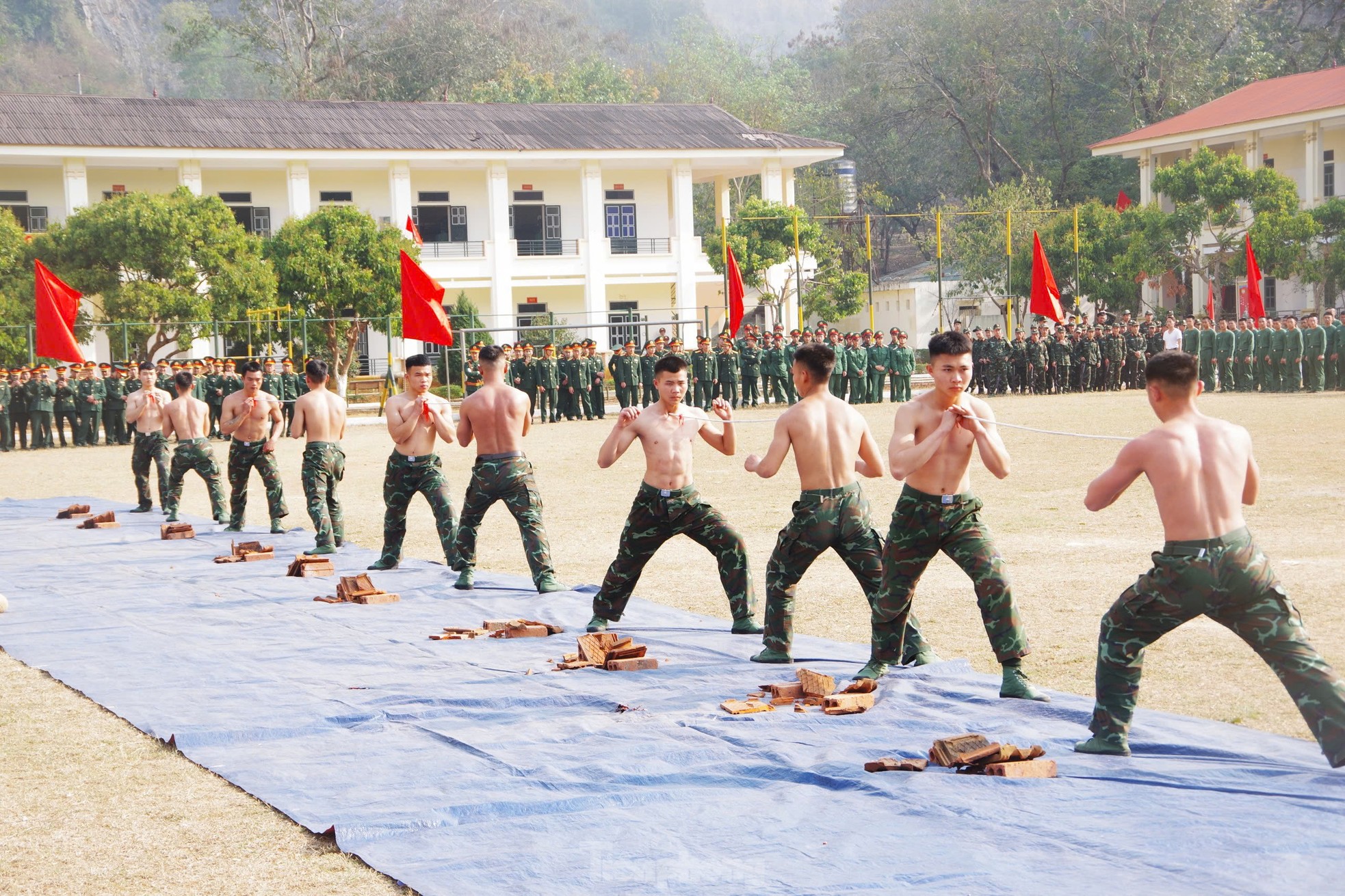 Lực lượng vũ trang Sơn La ra quân huấn luyện với tinh thần ‘thần tốc, quyết thắng’ ảnh 9