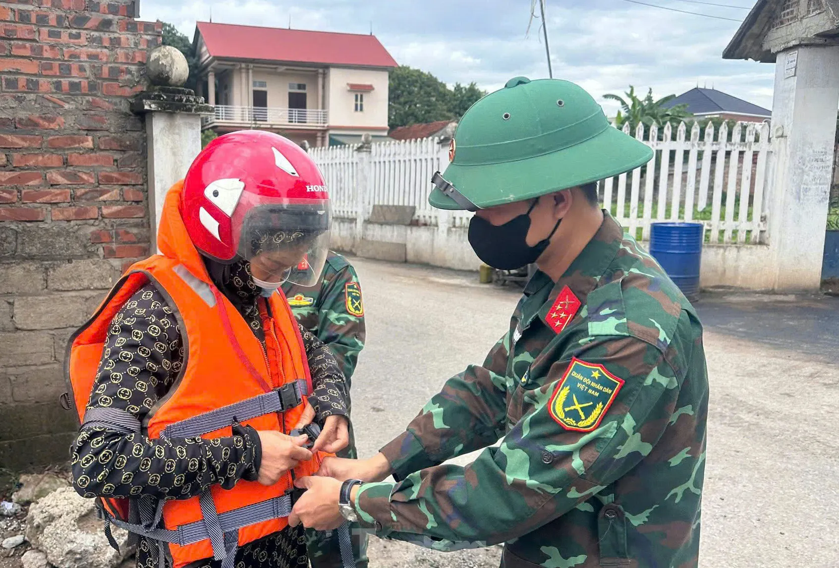 Hình ảnh bộ đội dùng phà quân sự đưa người dân qua sông Hồng ảnh 1