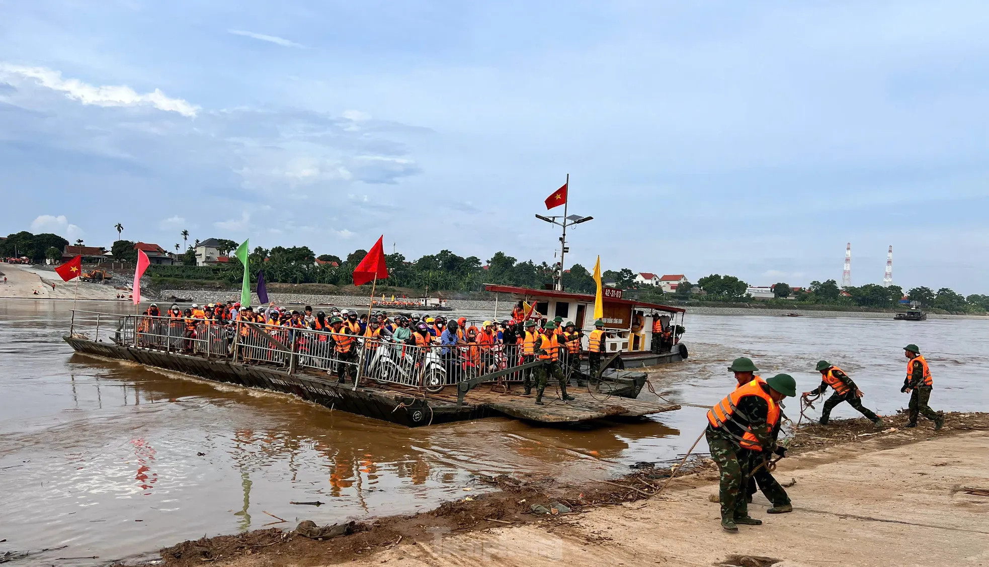 Hình ảnh bộ đội dùng phà quân sự đưa người dân qua sông Hồng ảnh 11