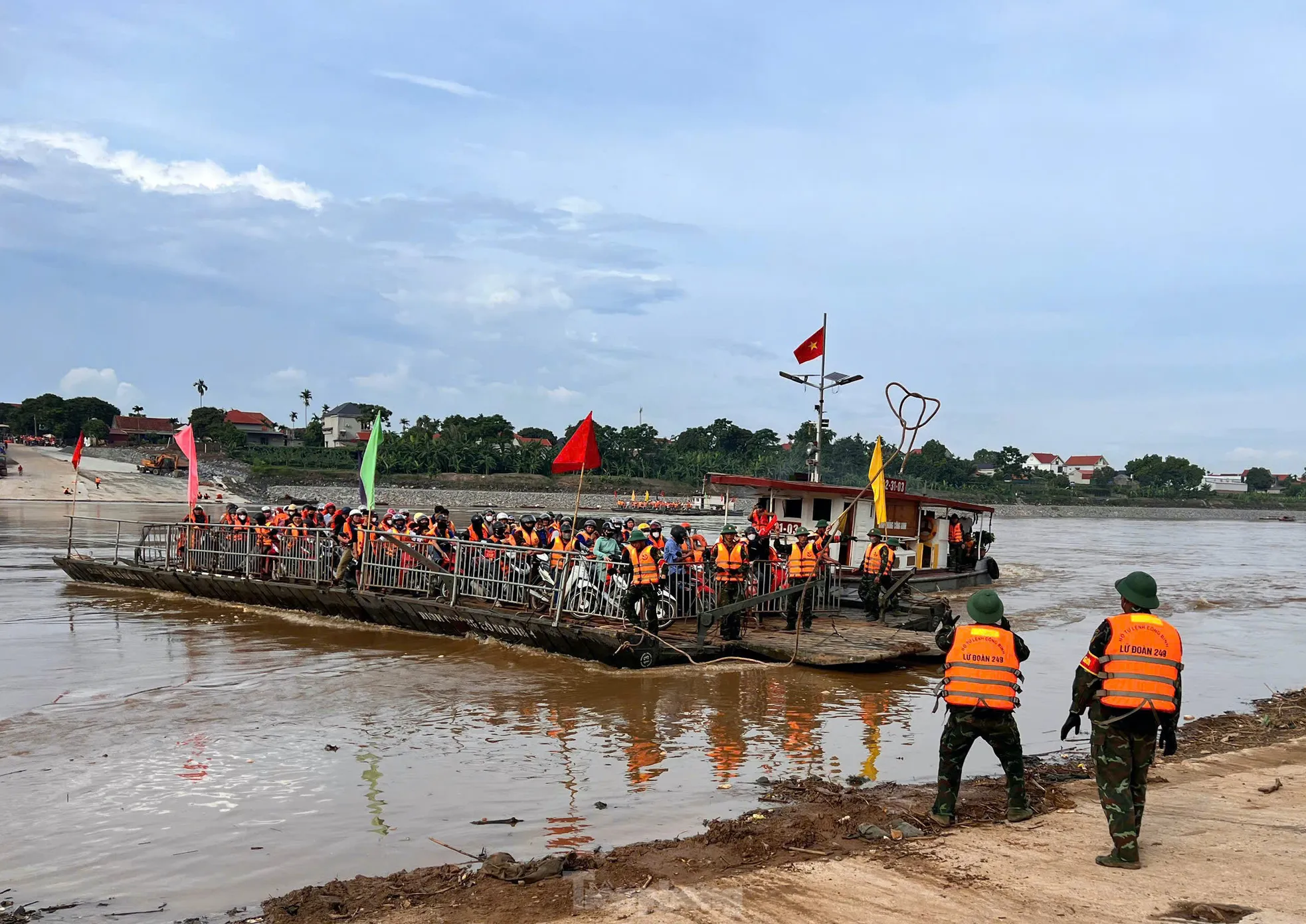 Hình ảnh bộ đội dùng phà quân sự đưa người dân qua sông Hồng ảnh 3