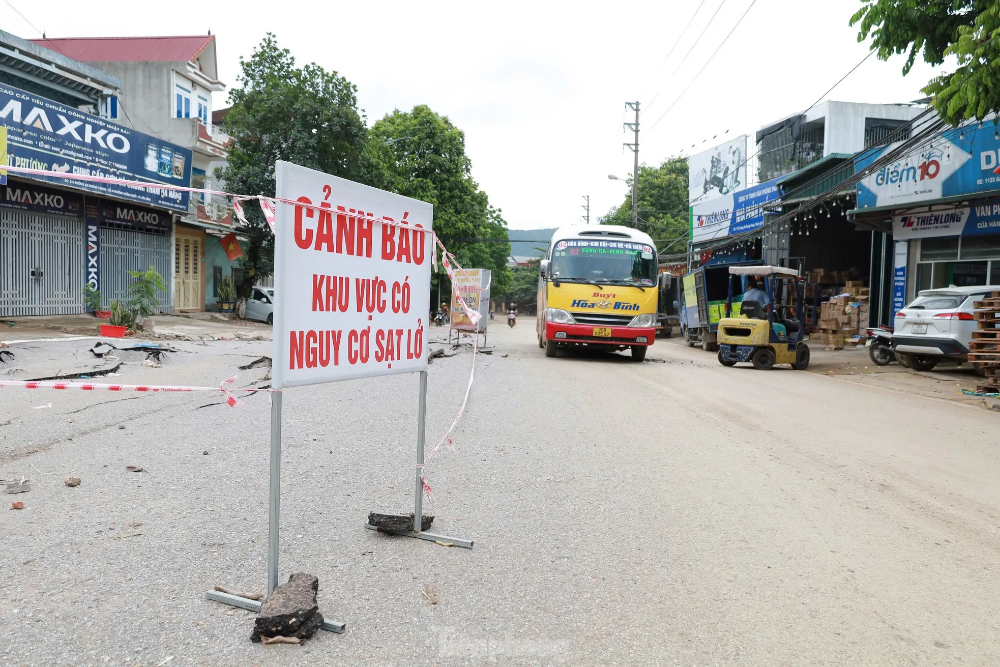 Cận cảnh tuyến đường bị bong, nứt nghiêm trọng sau mưa lớn tại Hoà Bình ảnh 1