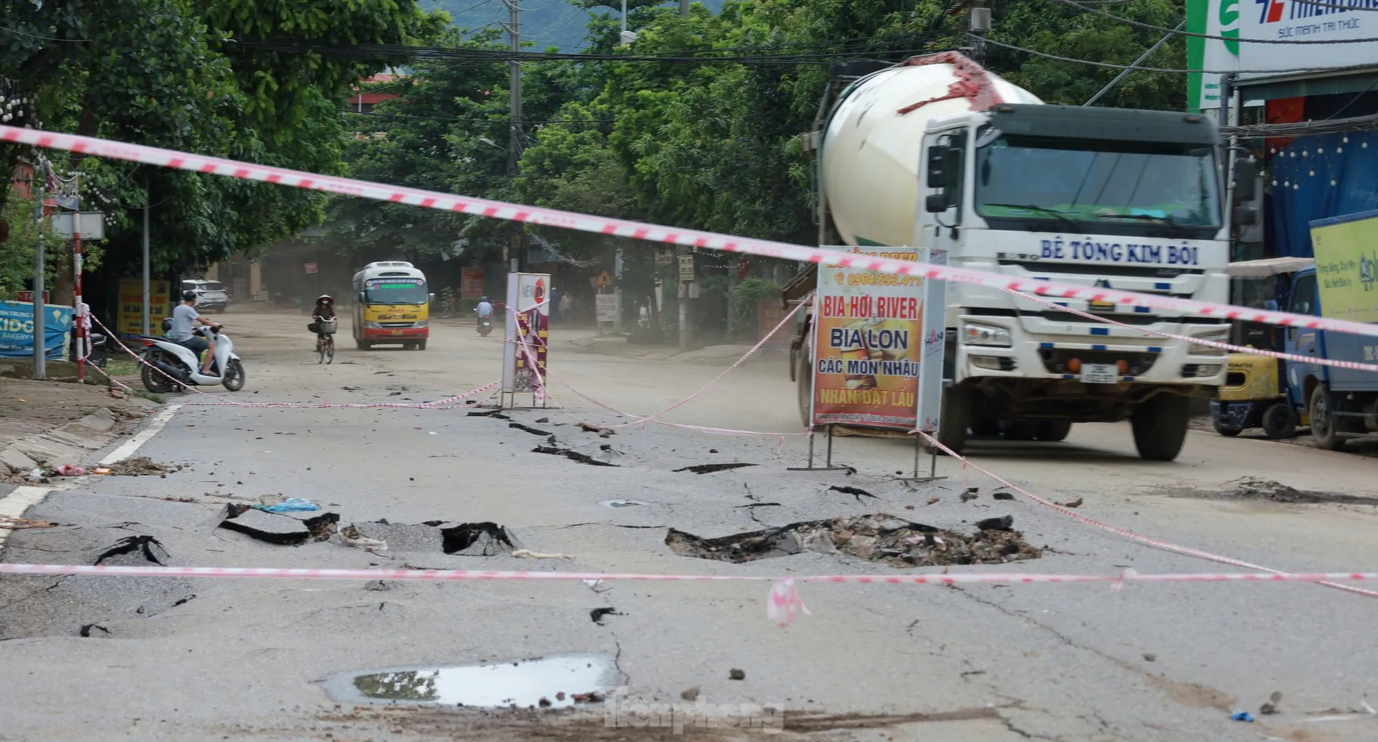 Cận cảnh tuyến đường bị bong, nứt nghiêm trọng sau mưa lớn tại Hoà Bình ảnh 2