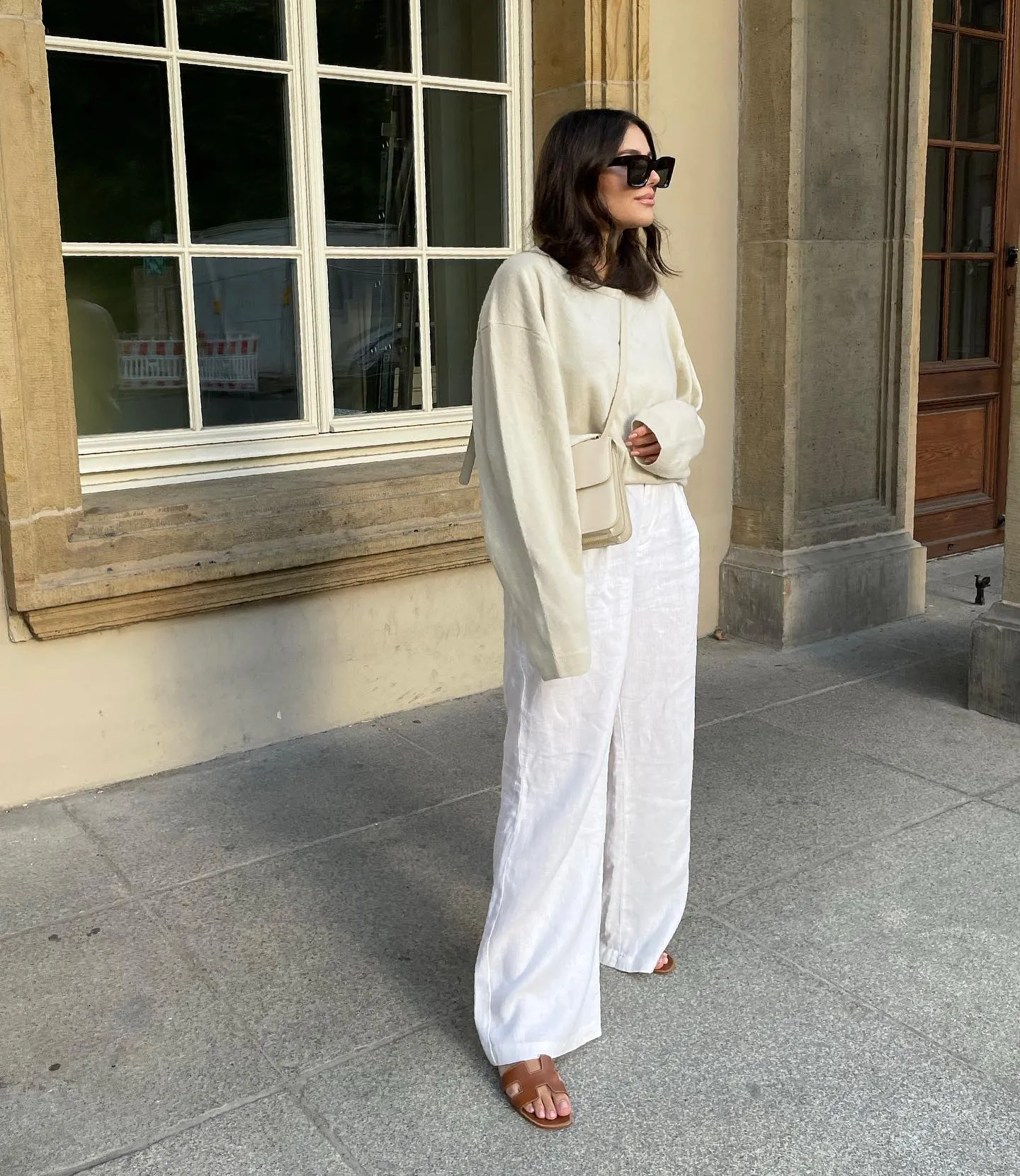 Quần linen - cạ cứng mùa nóng và cách kết hợp giày để thoải mái mà vẫn sành điệu ảnh 2
