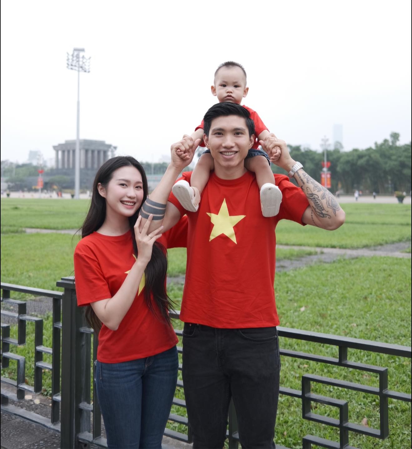 Nghệ sĩ xuống đường mừng đại lễ 30/4 ảnh 7