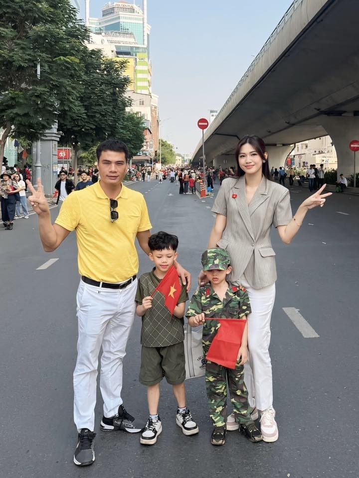 Nghệ sĩ xuống đường mừng đại lễ 30/4 ảnh 5