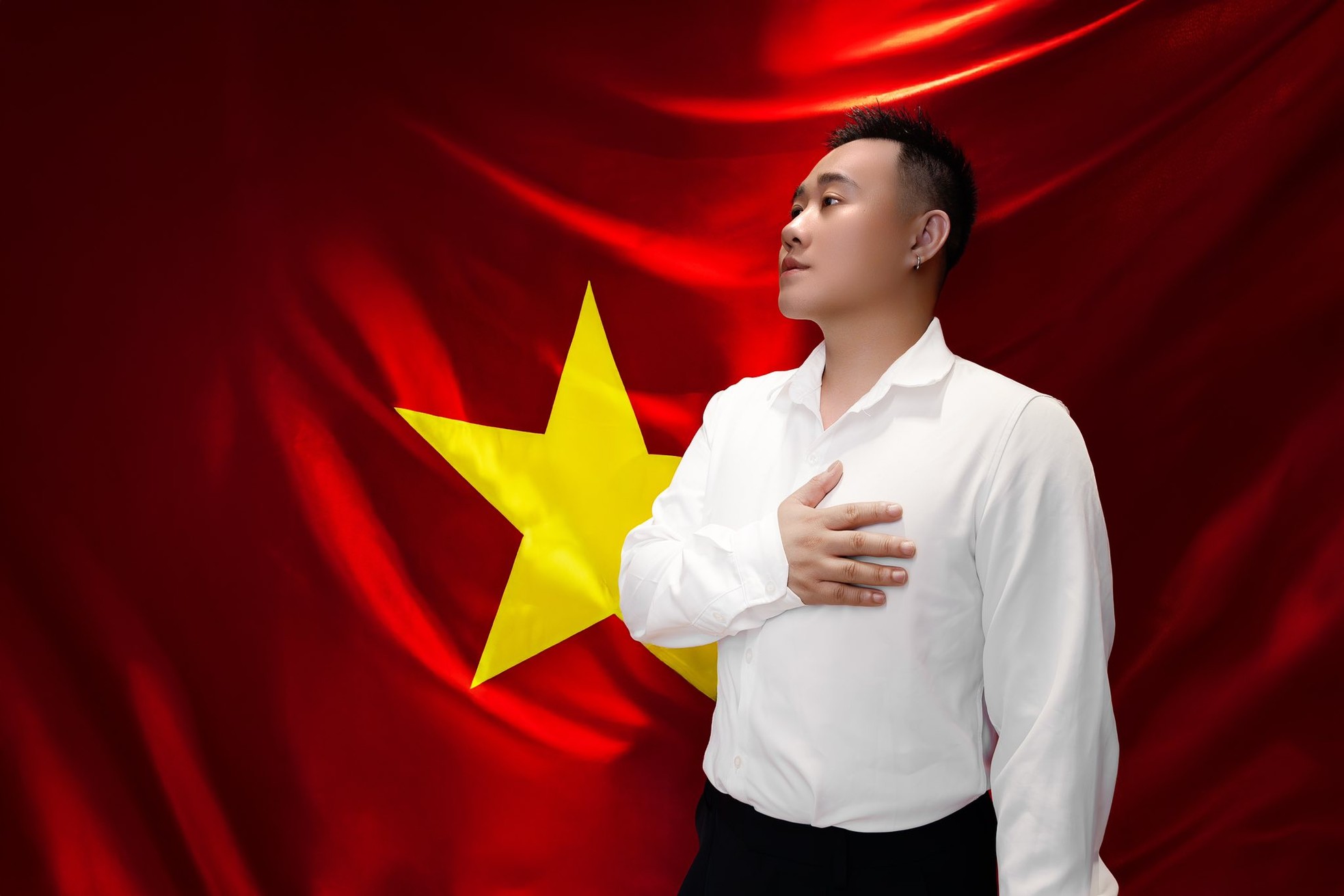 Nghệ sĩ xuống đường mừng đại lễ 30/4 ảnh 15