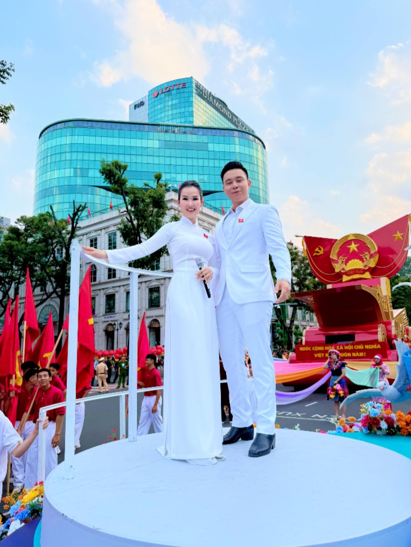 Nghệ sĩ xuống đường mừng đại lễ 30/4 ảnh 3