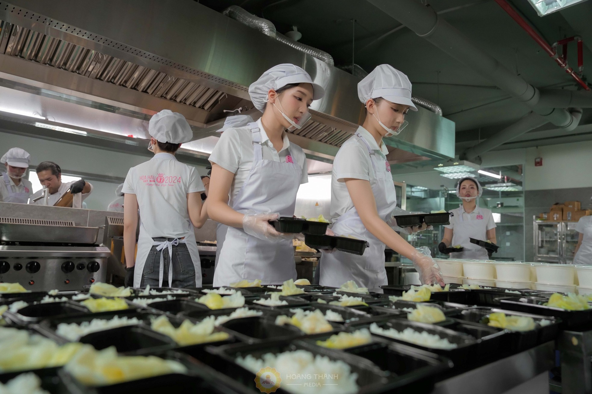 Thí sinh Hoa hậu Việt Nam dọn rác dưới kênh Rạch Lăng ảnh 9