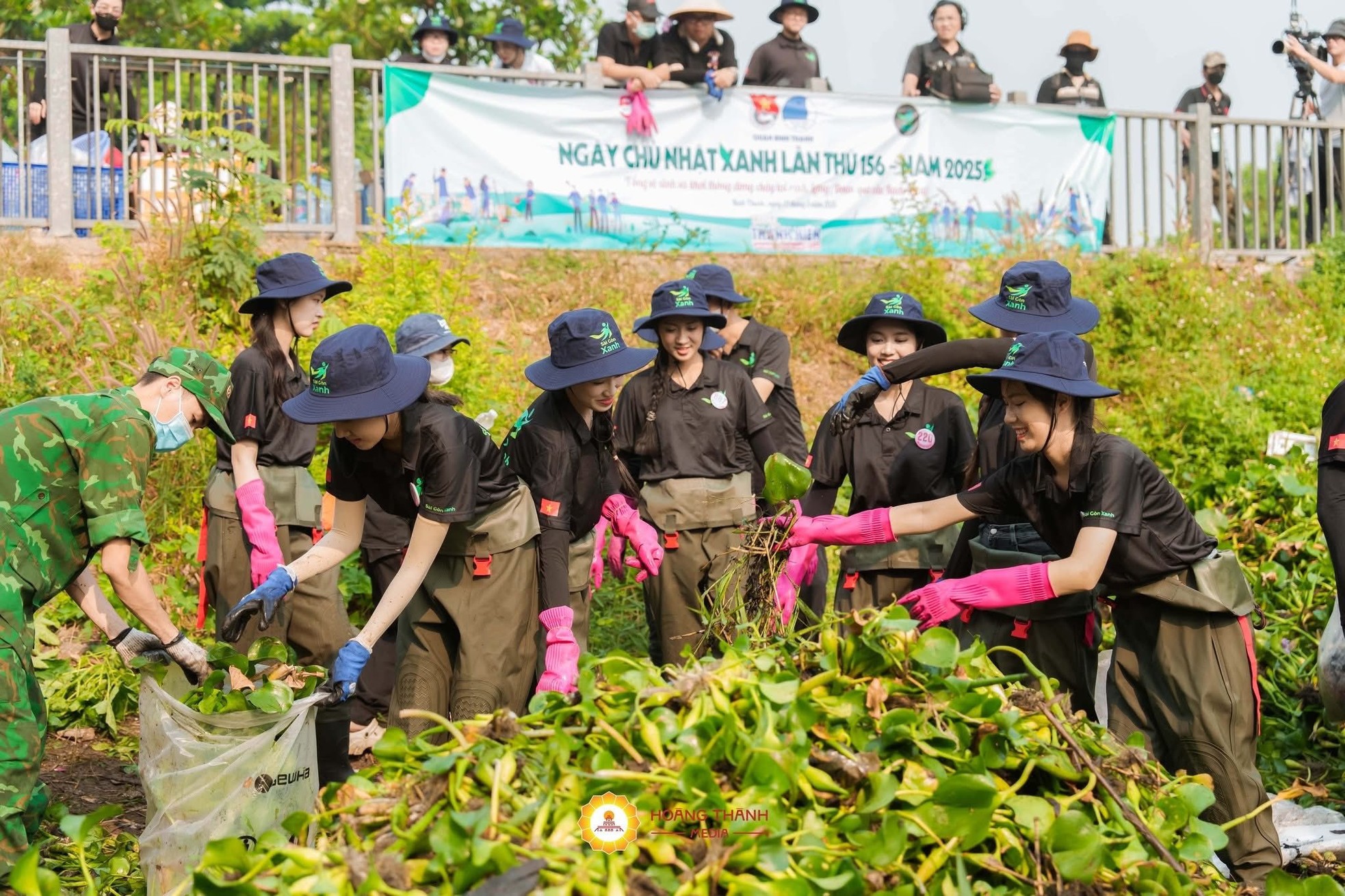 Thí sinh Hoa hậu Việt Nam dọn rác dưới kênh Rạch Lăng ảnh 2