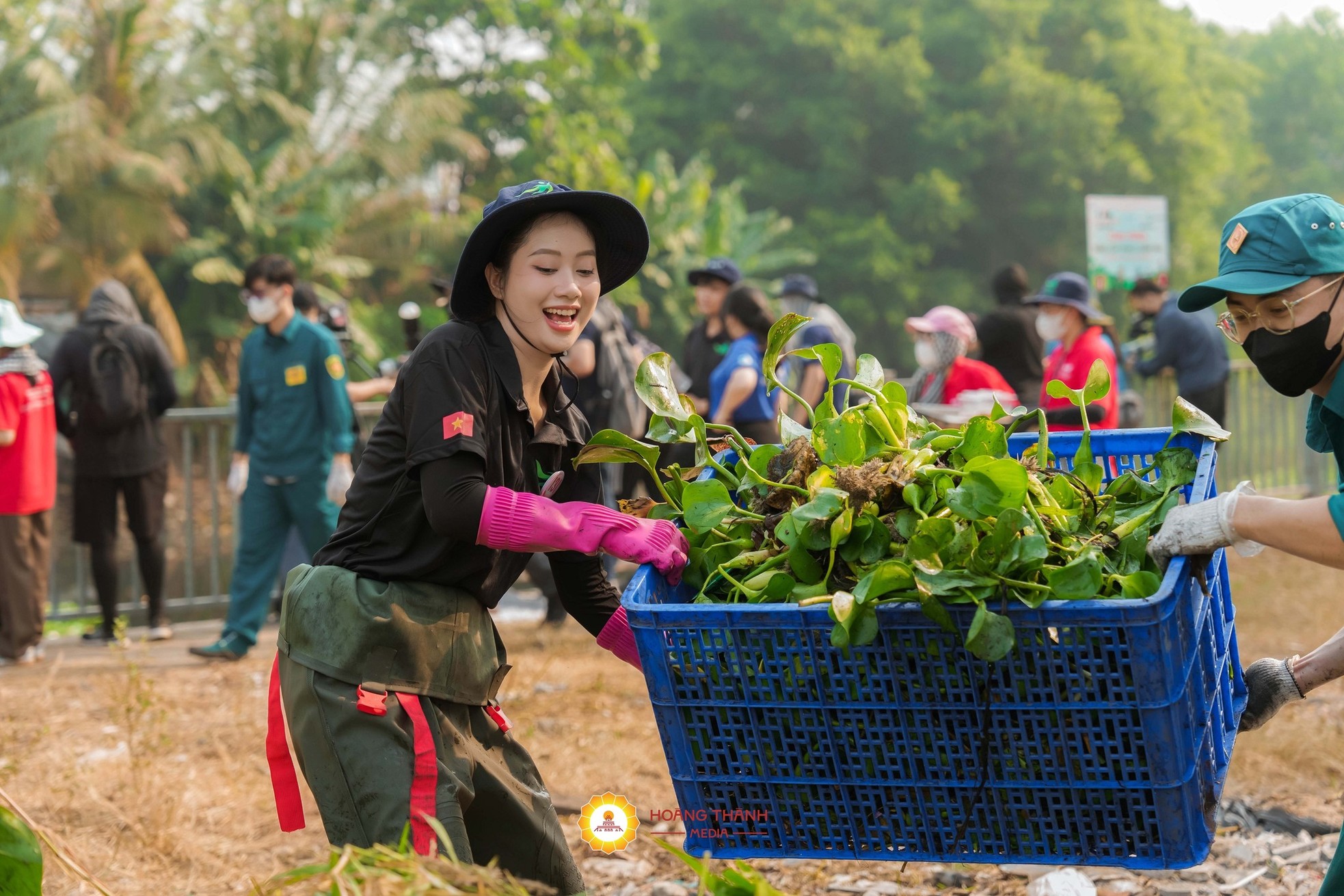 Thí sinh Hoa hậu Việt Nam dọn rác dưới kênh Rạch Lăng ảnh 5