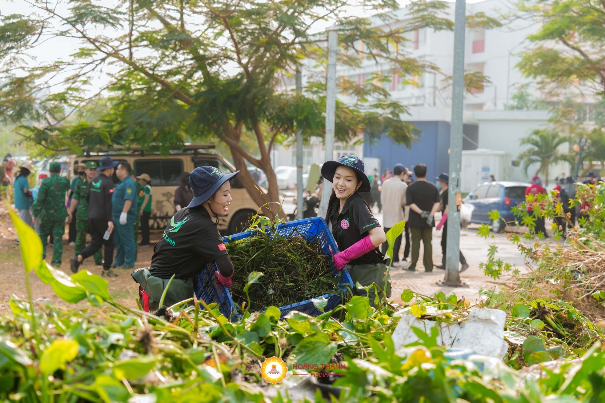 Thí sinh Hoa hậu Việt Nam dọn rác dưới kênh Rạch Lăng ảnh 6