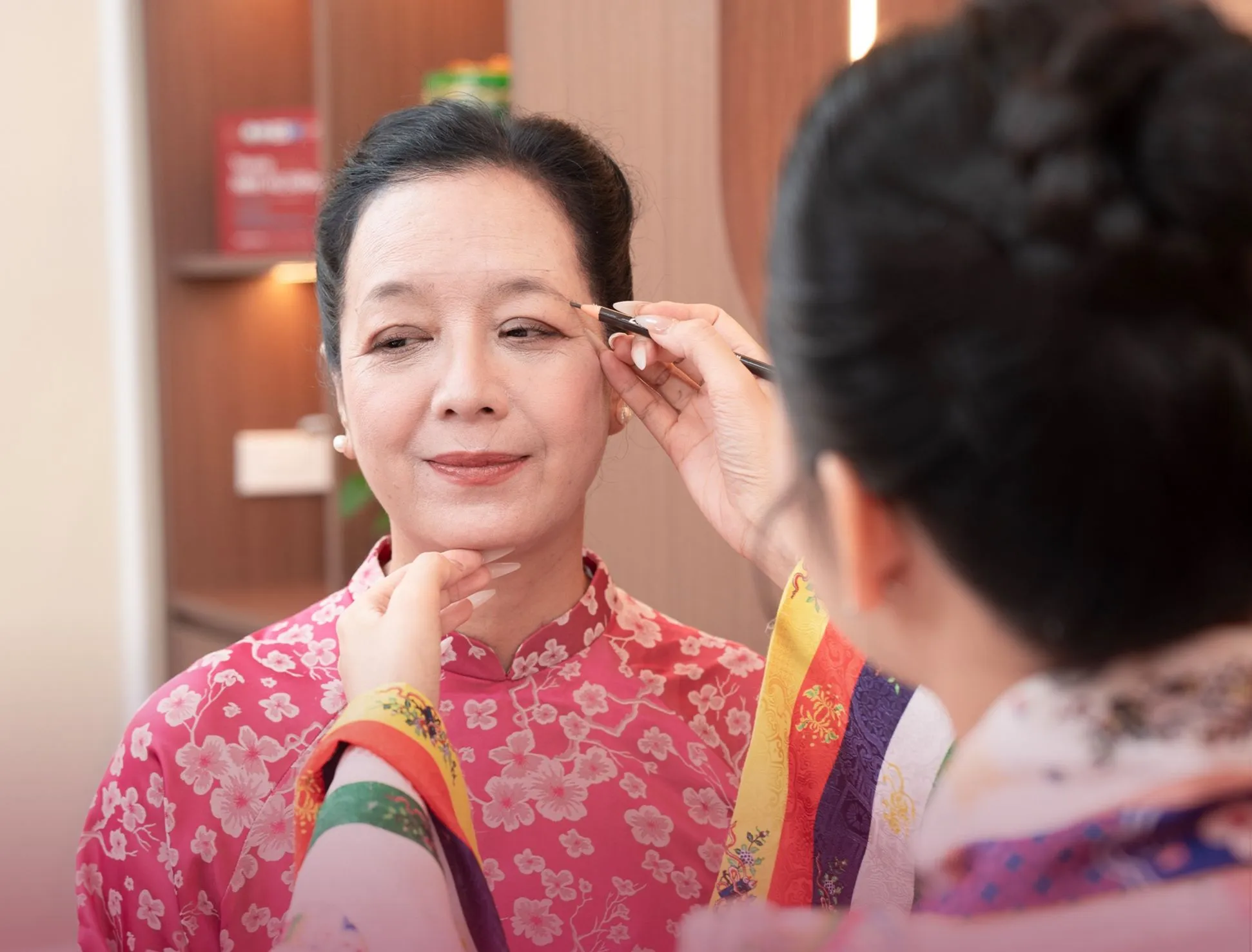Cả showbiz Việt phun 'chân mày phong thủy cải vận' ảnh 8