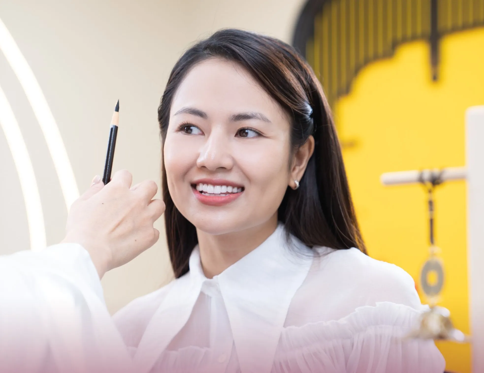 Cả showbiz Việt phun 'chân mày phong thủy cải vận' ảnh 7