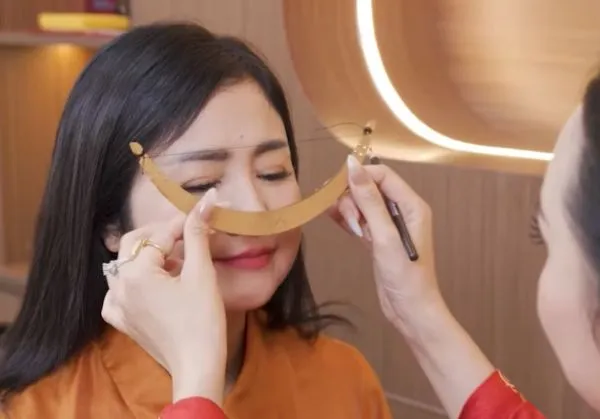 Nhiều NSND, NSƯT quảng cáo làm chân mày phong thủy ảnh 2