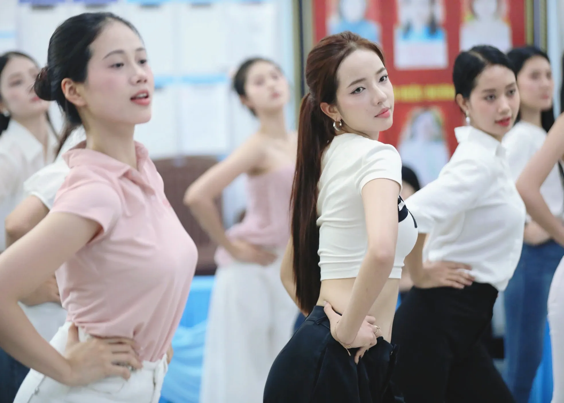 Thí sinh Hoa hậu Việt Nam khoe eo thon trên sàn tập ảnh 15