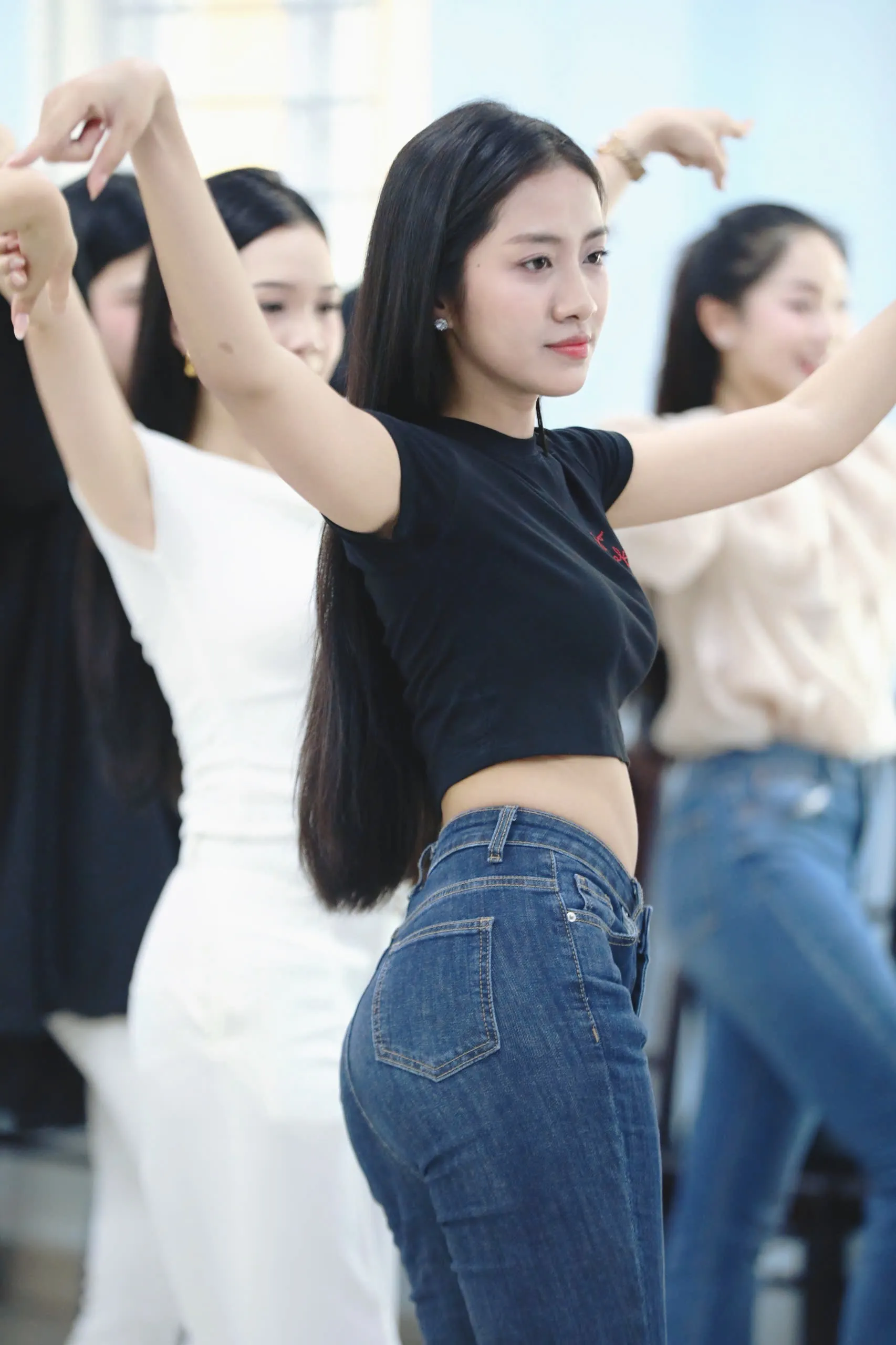 Thí sinh Hoa hậu Việt Nam khoe eo thon trên sàn tập ảnh 7