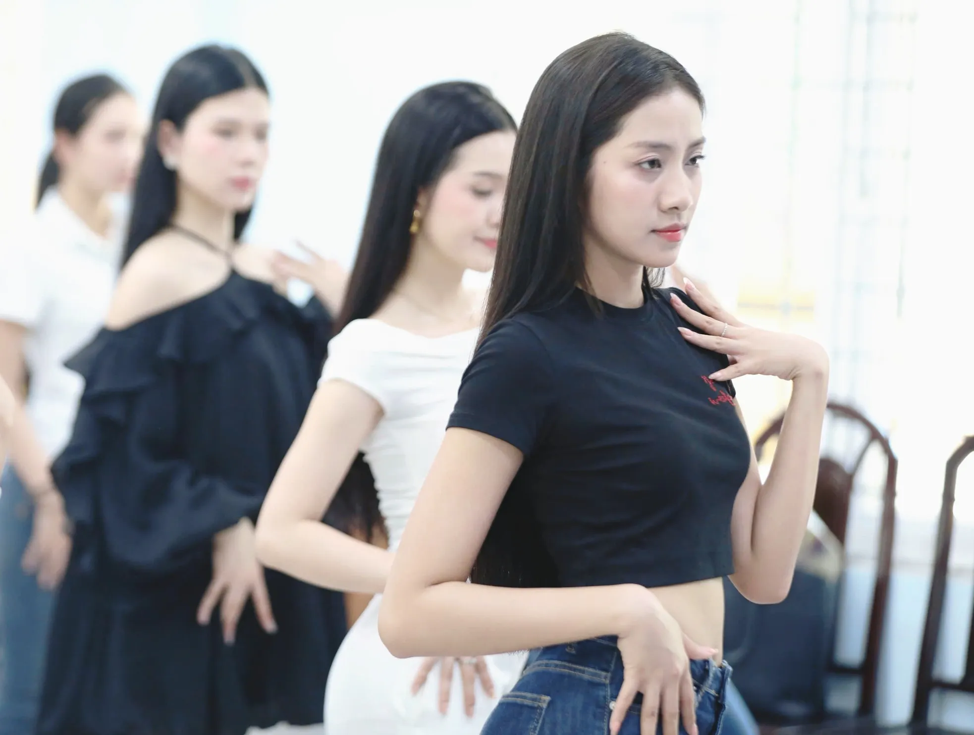 Thí sinh Hoa hậu Việt Nam khoe eo thon trên sàn tập ảnh 6