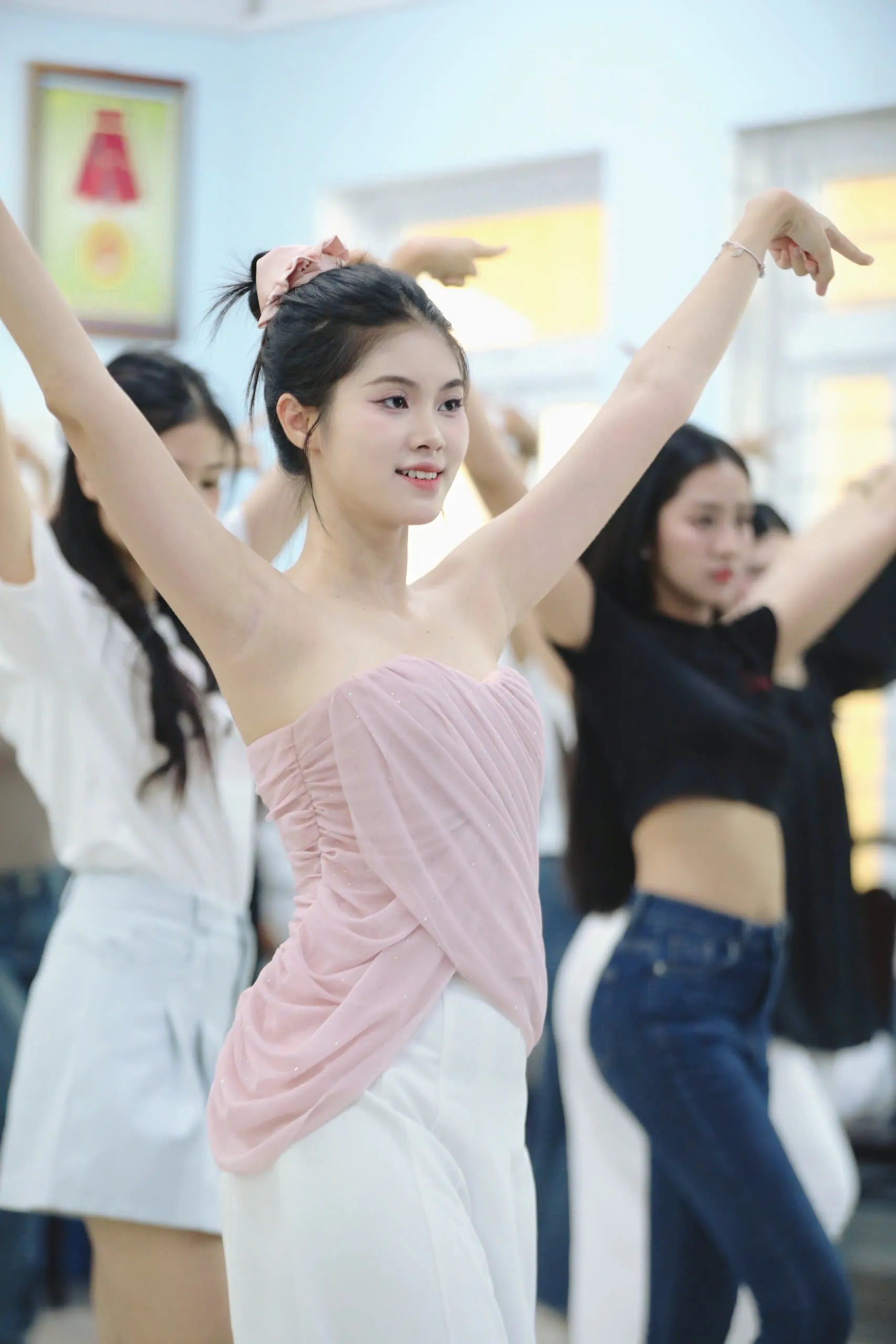 Thí sinh Hoa hậu Việt Nam khoe eo thon trên sàn tập ảnh 20