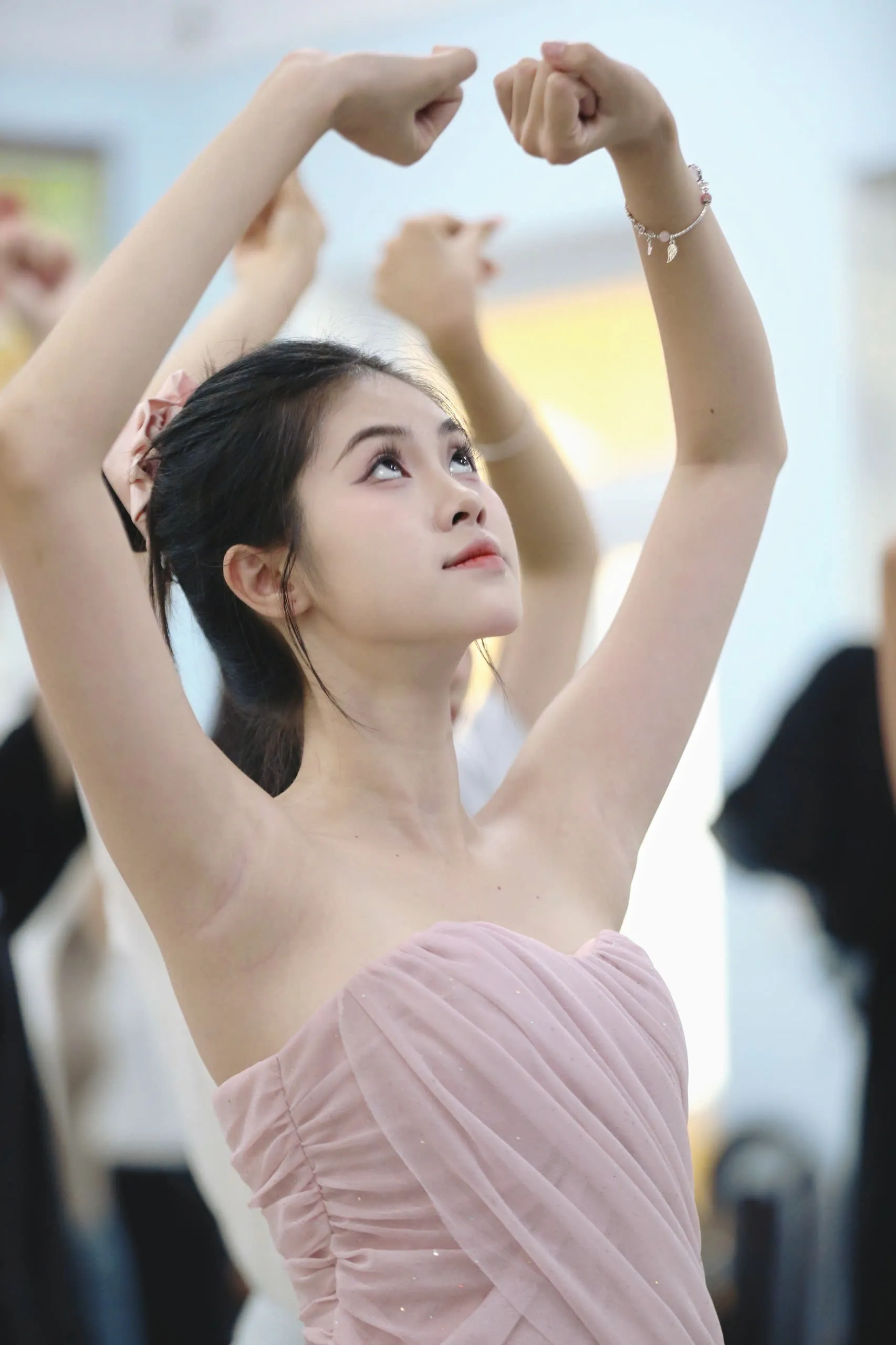 Thí sinh Hoa hậu Việt Nam khoe eo thon trên sàn tập ảnh 19