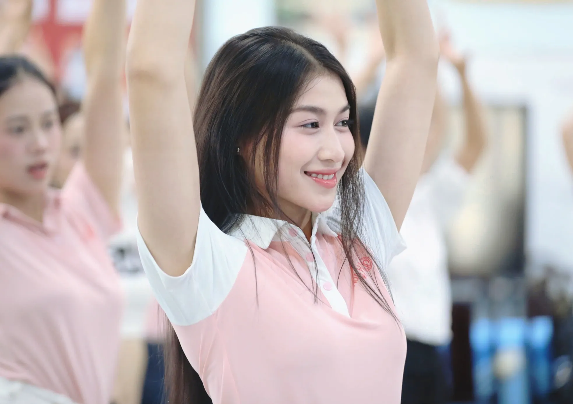 Thí sinh Hoa hậu Việt Nam khoe eo thon trên sàn tập ảnh 1