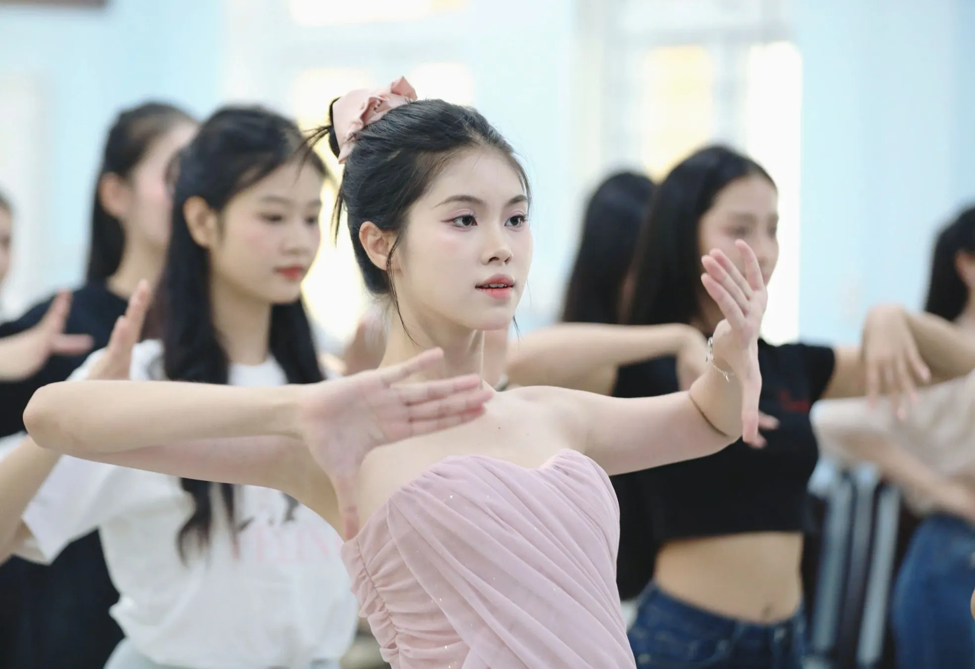 Thí sinh Hoa hậu Việt Nam khoe eo thon trên sàn tập ảnh 18